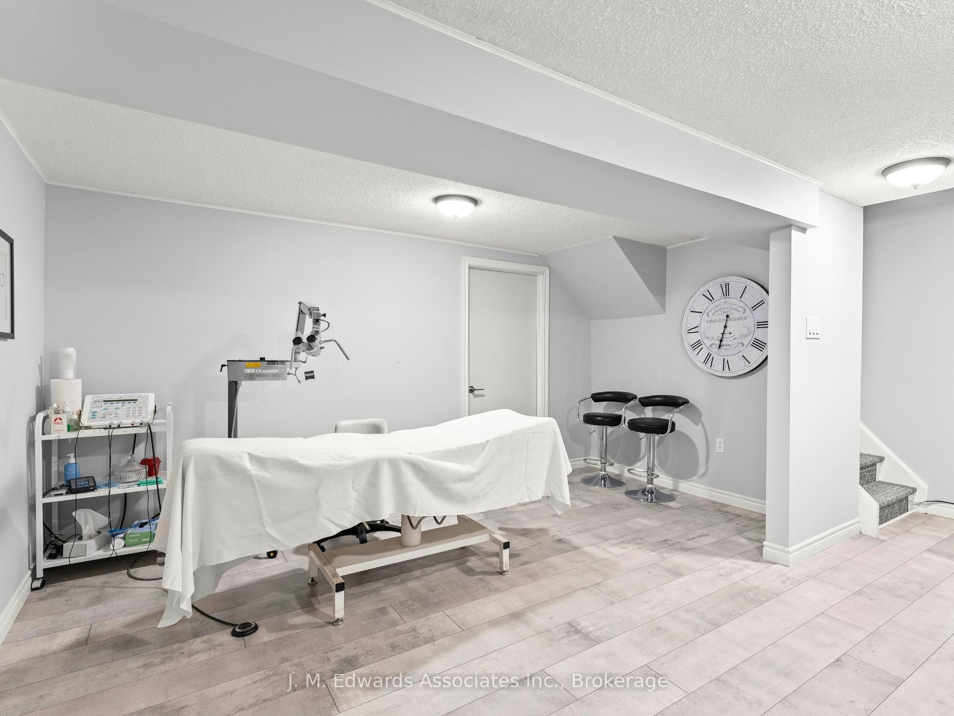 3 Bedrooms Condo at 61 Sarah,  Oakville For sale