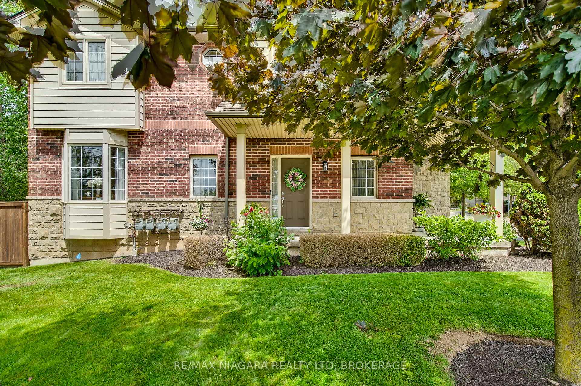 3 Bedrooms Condo at 5 Liddycoat, Hamilton For sale