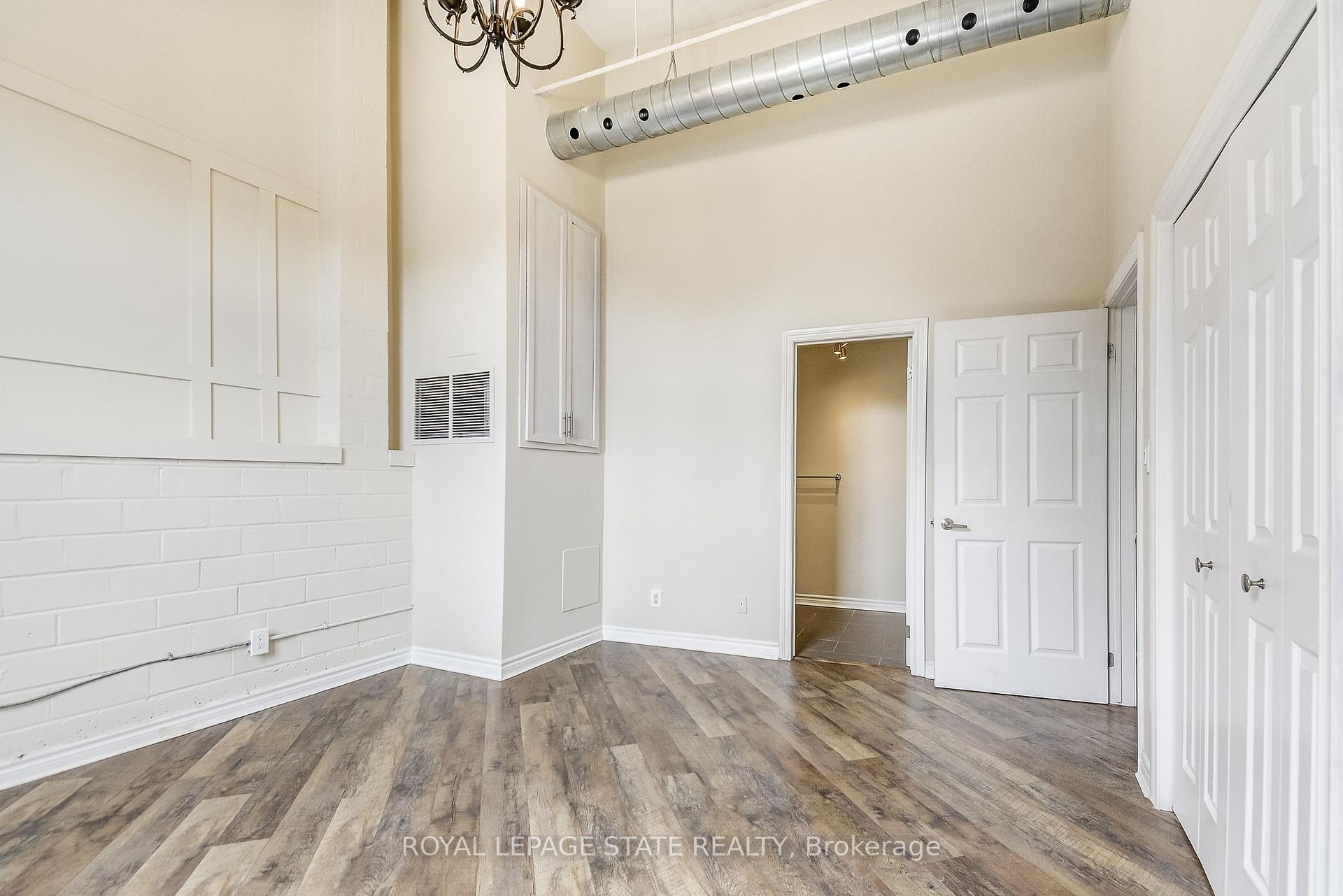 2 Bedrooms Condo at 80 King William, Hamilton For sale