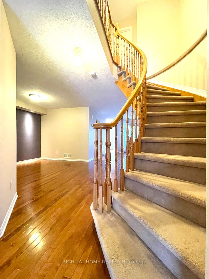 194 Deercroft Avenue, Barrhaven, ON K2J 5J4
