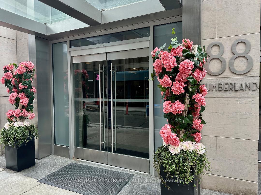 2 Bedrooms Condo at 88 Cumberland, Toronto For sale