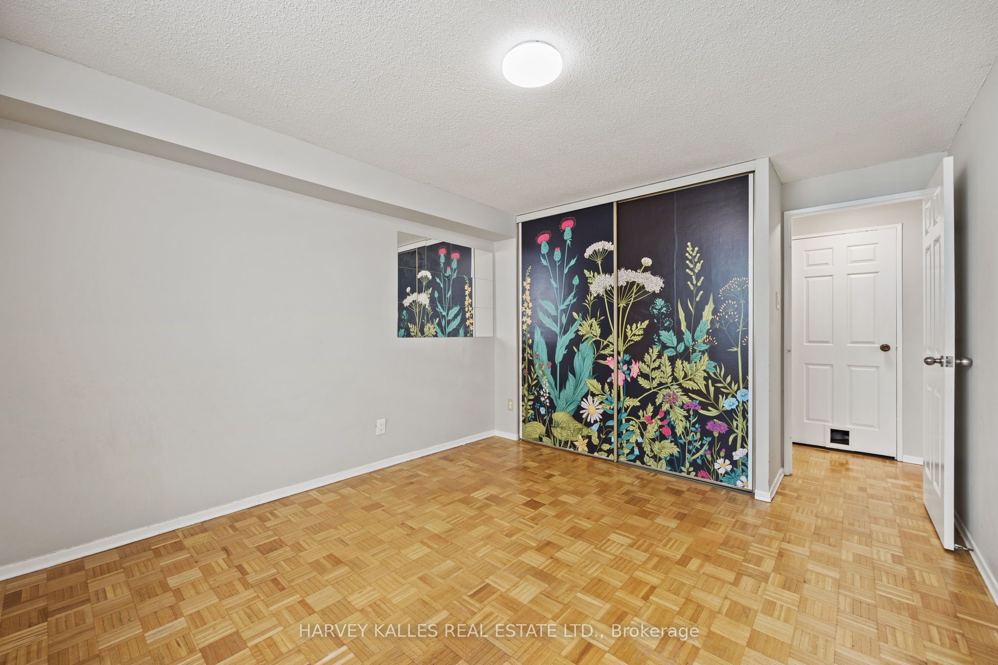 89 Mccaul Street 923