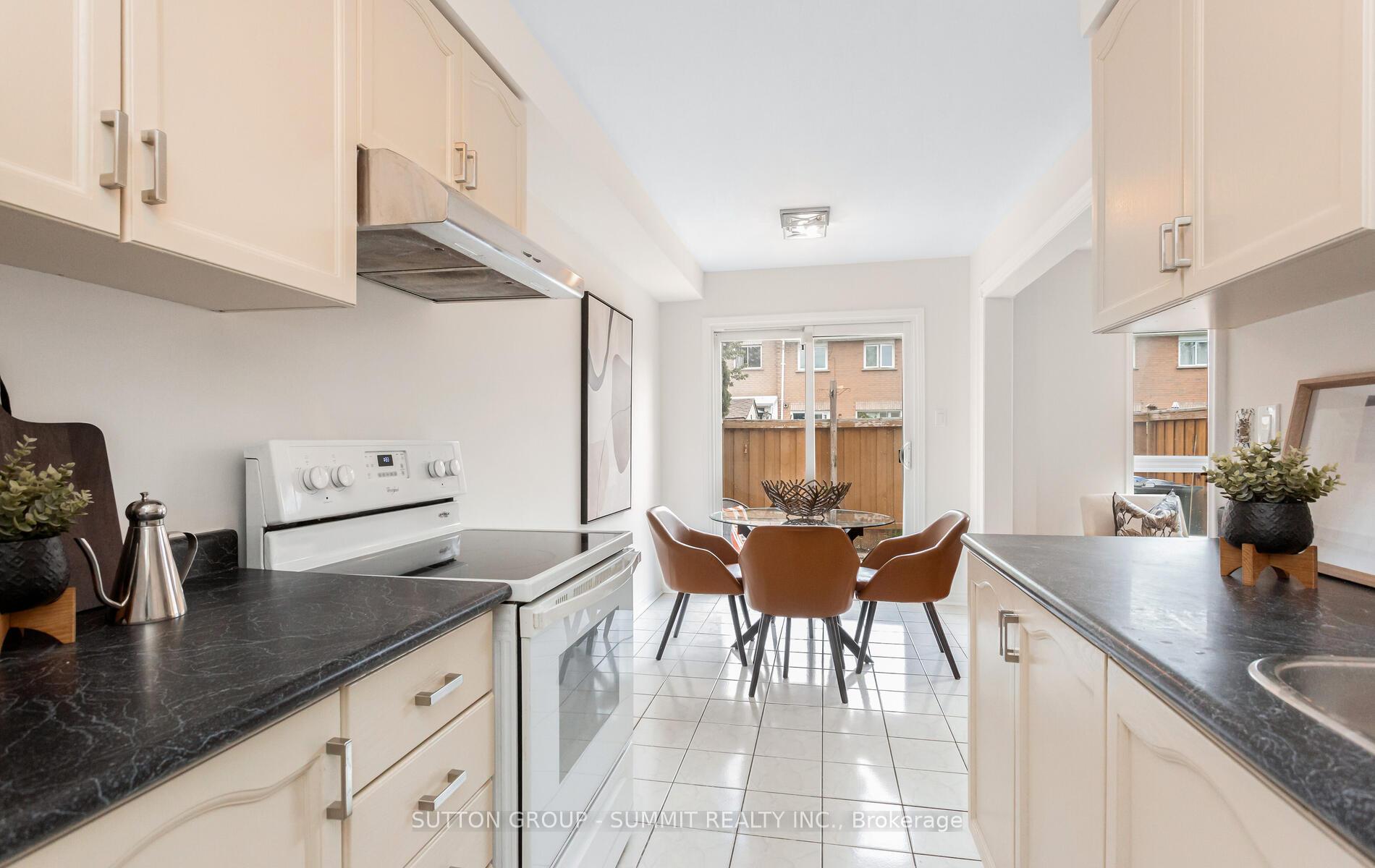 3 Bedrooms Condo at 550 Steddick, Mississauga For sale