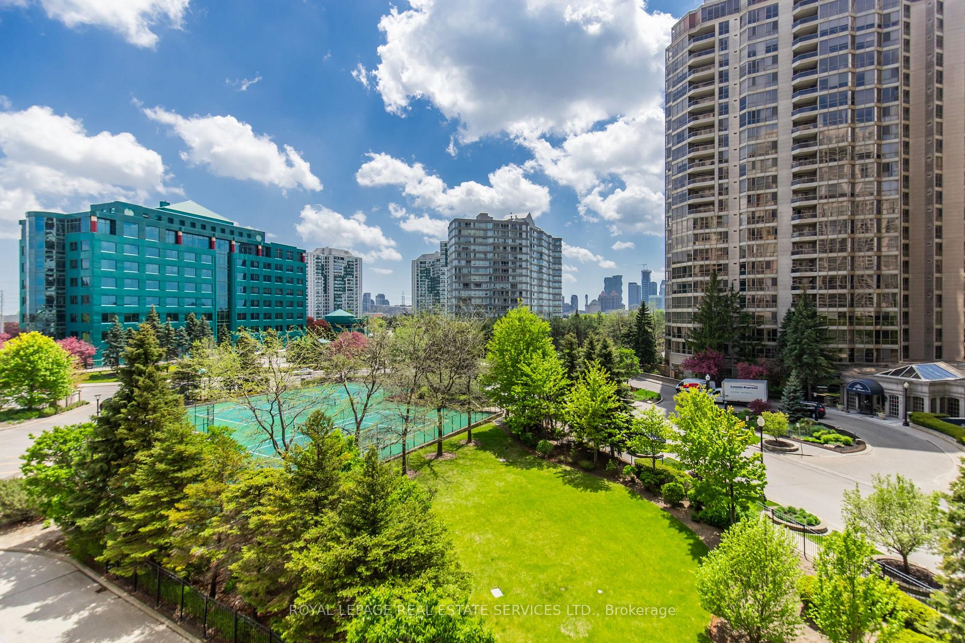 3 Bedrooms Condo at 25 Kingsbridge Garden, Mississauga For sale