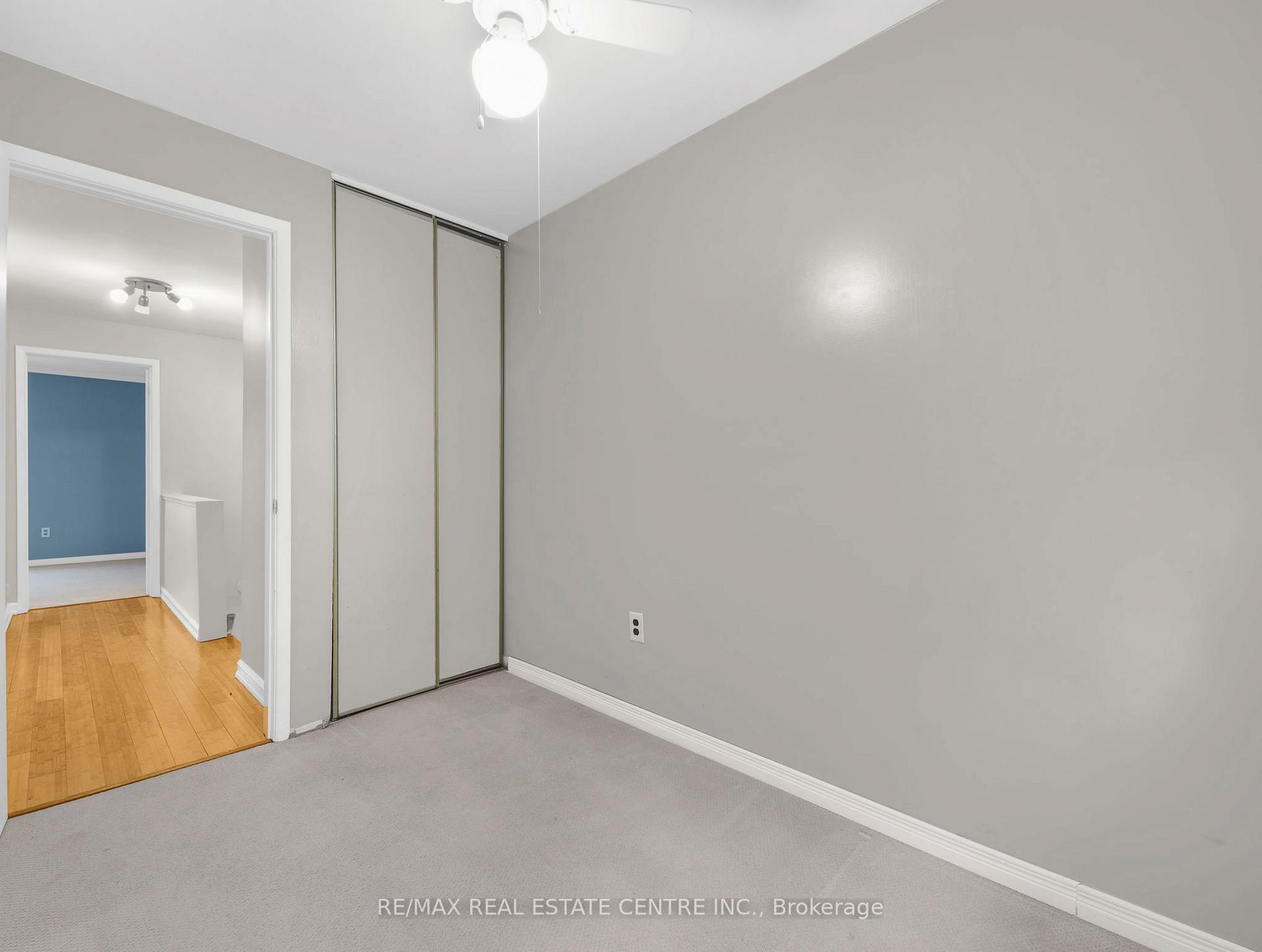 3 Bedrooms Condo at 2779 Gananoque, Mississauga For sale