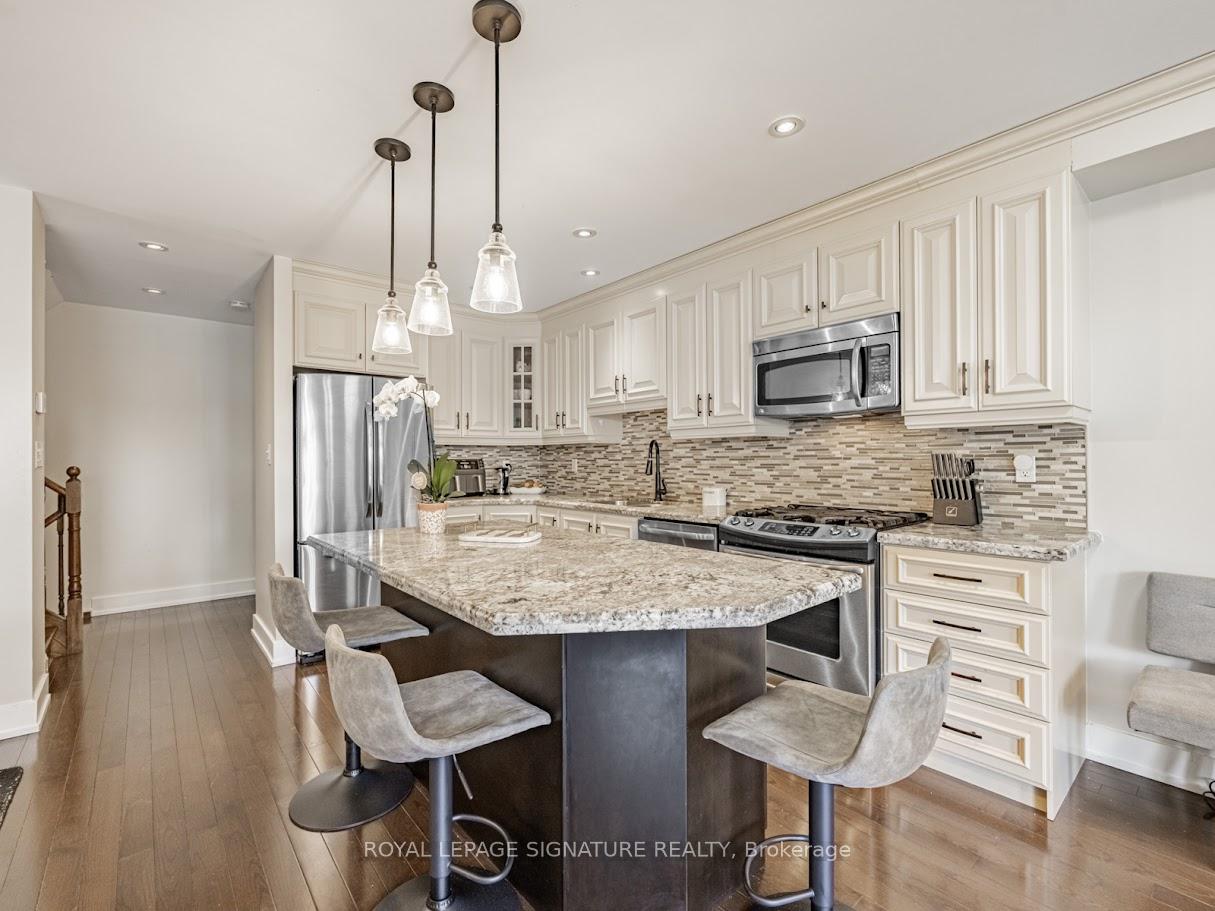 3 Bedrooms Condo at 1211 Parkwest, Mississauga For sale