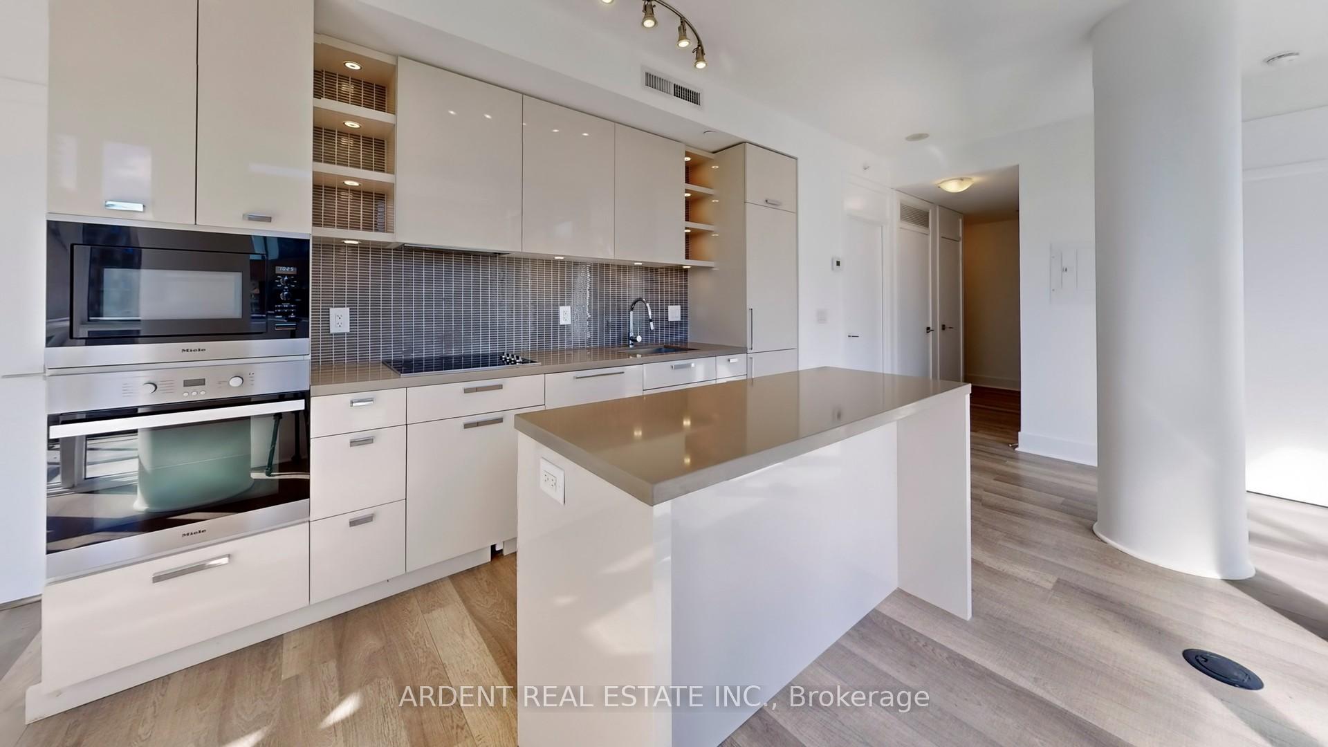 3 Bedrooms Condo at 32 Davenport,  Toronto For sale