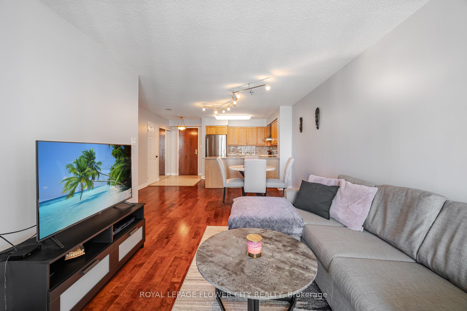 2 Bedrooms Condo at 156 Enfield, Mississauga For sale
