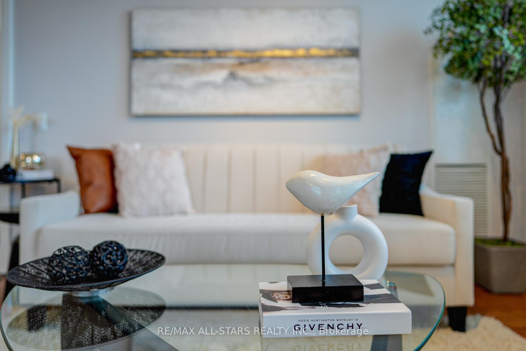2 Bedrooms Condo at 35 Viking, Toronto For sale