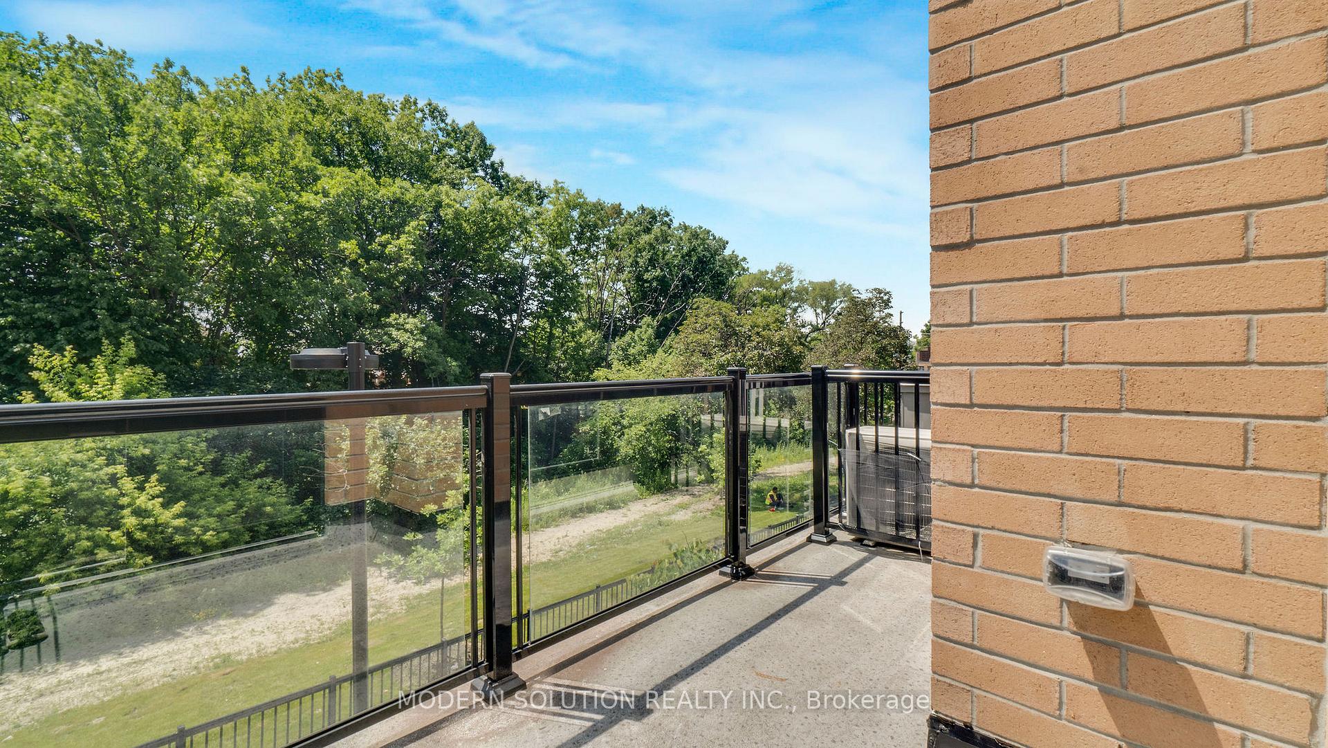 2 Bedrooms Condo at 155 Canon Jackson, Toronto For sale