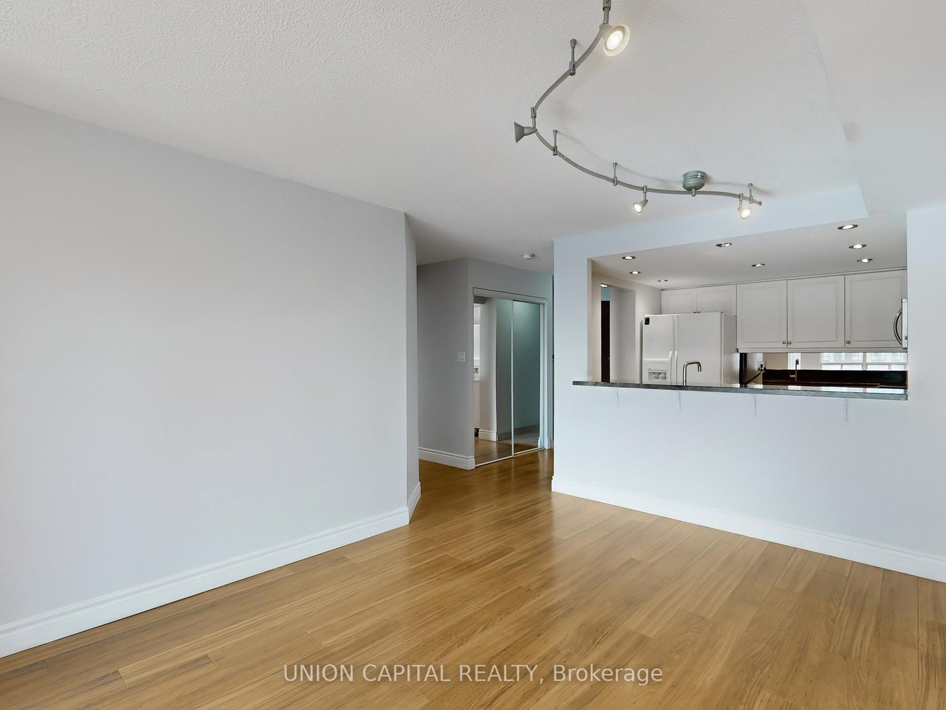 3 Bedrooms Condo at 28 Hollywood, Toronto For sale