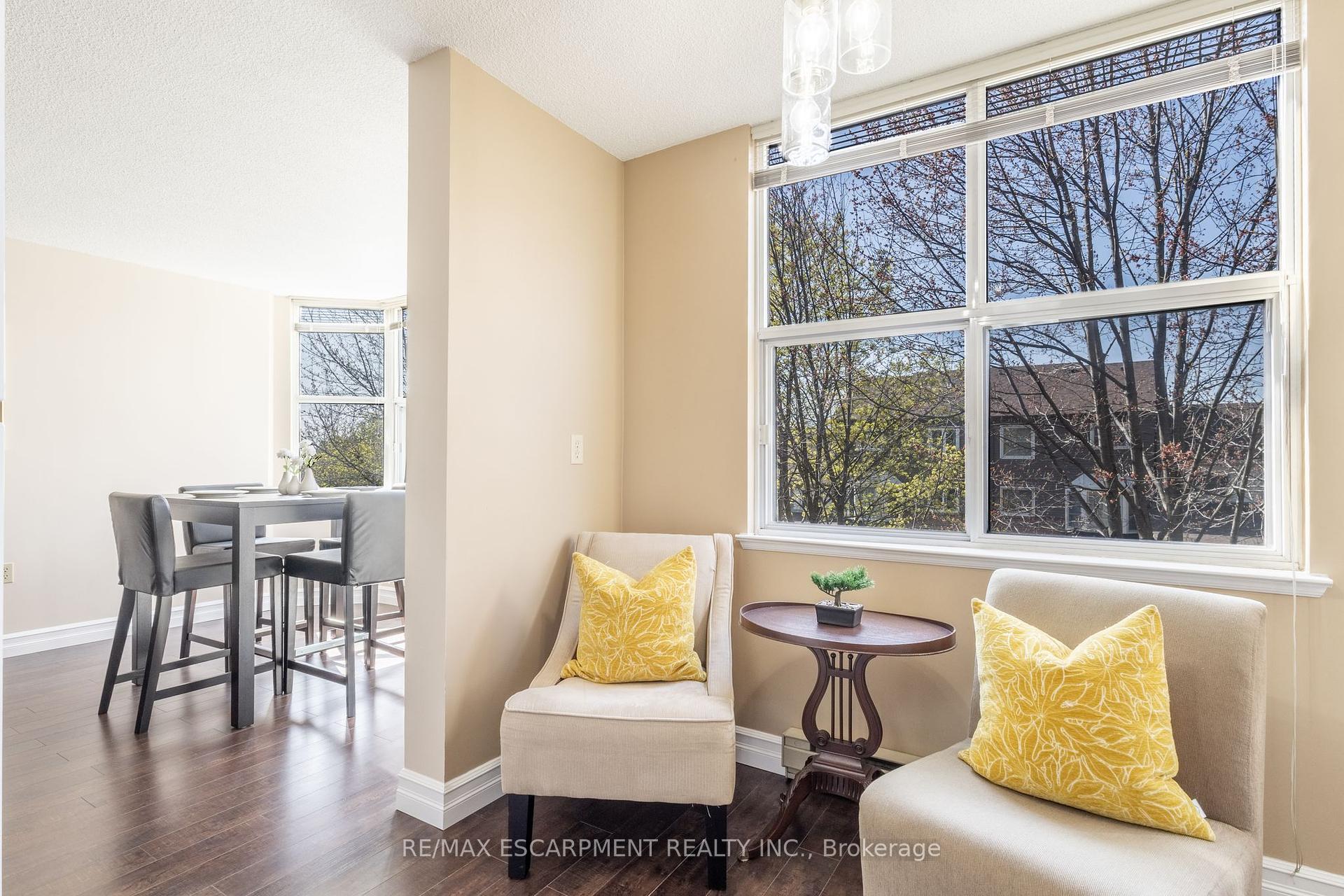 2 Bedrooms Condo at 2199 Sixth,  Oakville For sale