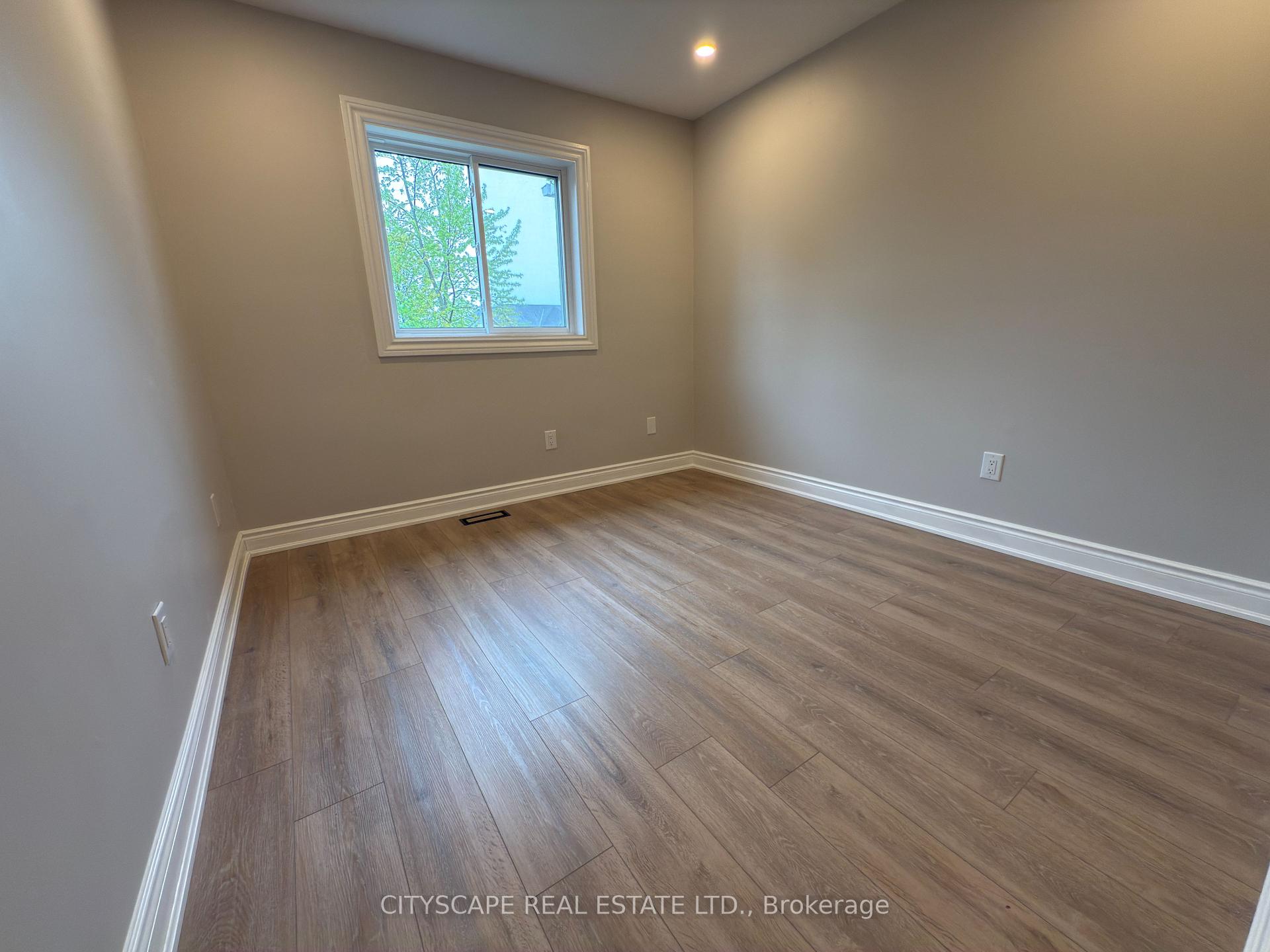 4 Bedrooms Condo at 5659 Glen Erin, Mississauga For sale