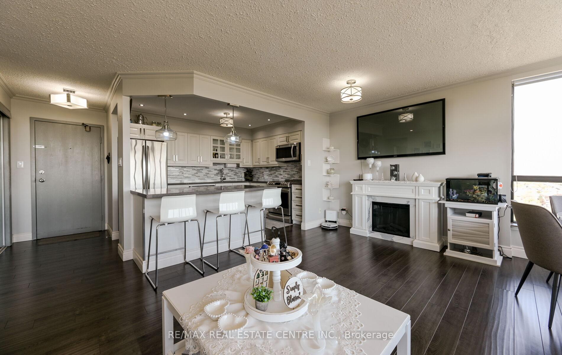 3 Bedrooms Condo at 200 Robert Speck, Mississauga For sale