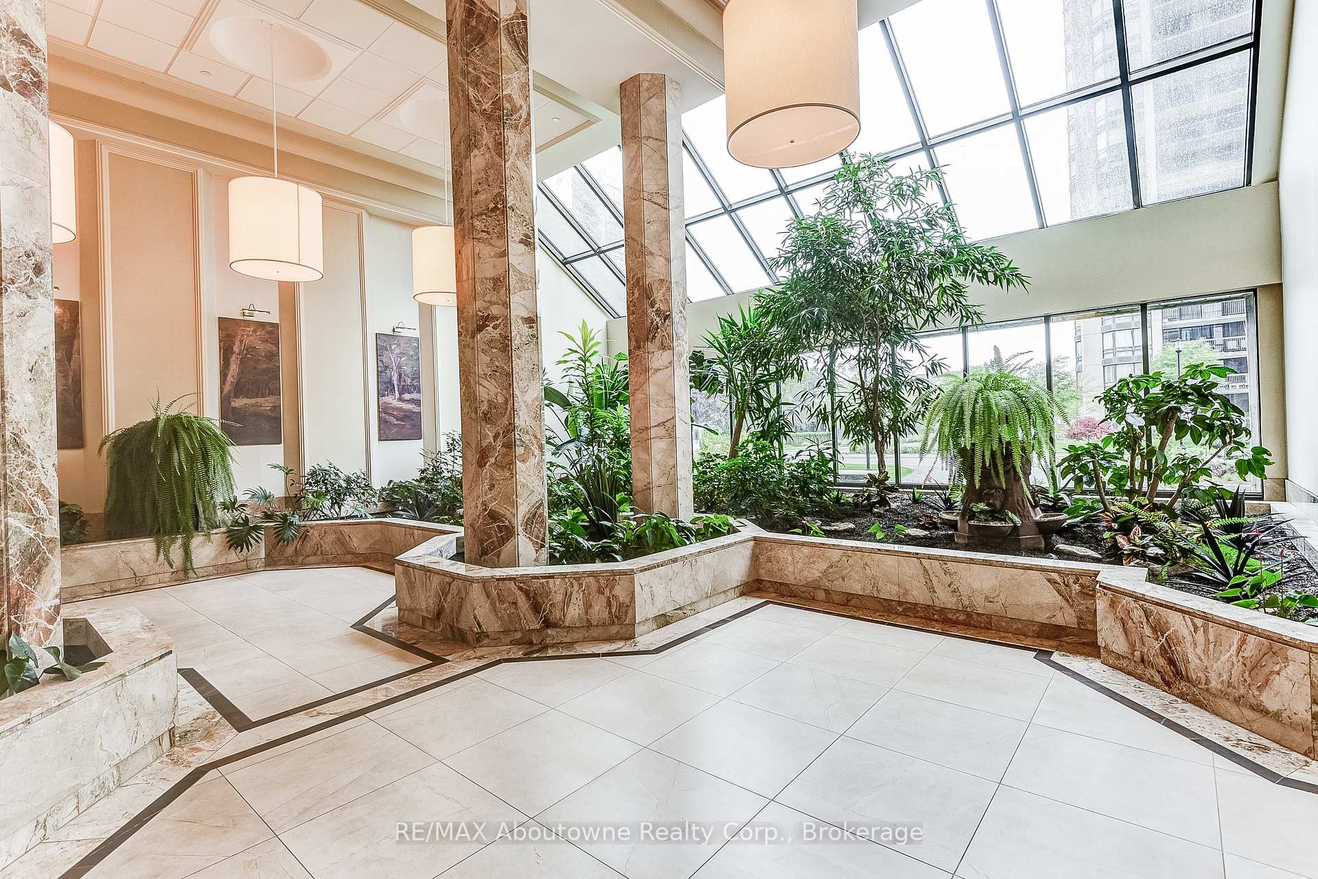2 Bedrooms Condo at 2180 Marine, Oakville For sale