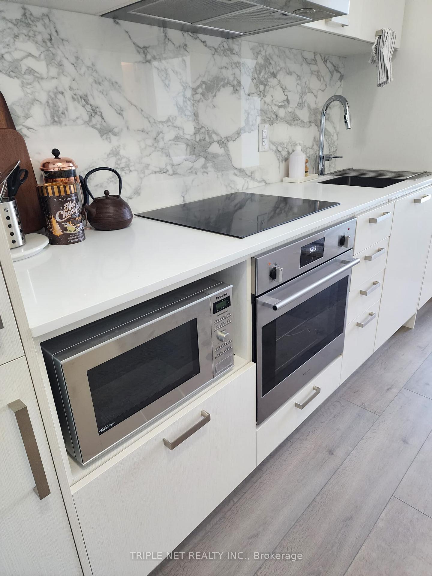 2 Bedrooms Condo at 10 honeycrisp, Vaughan For sale