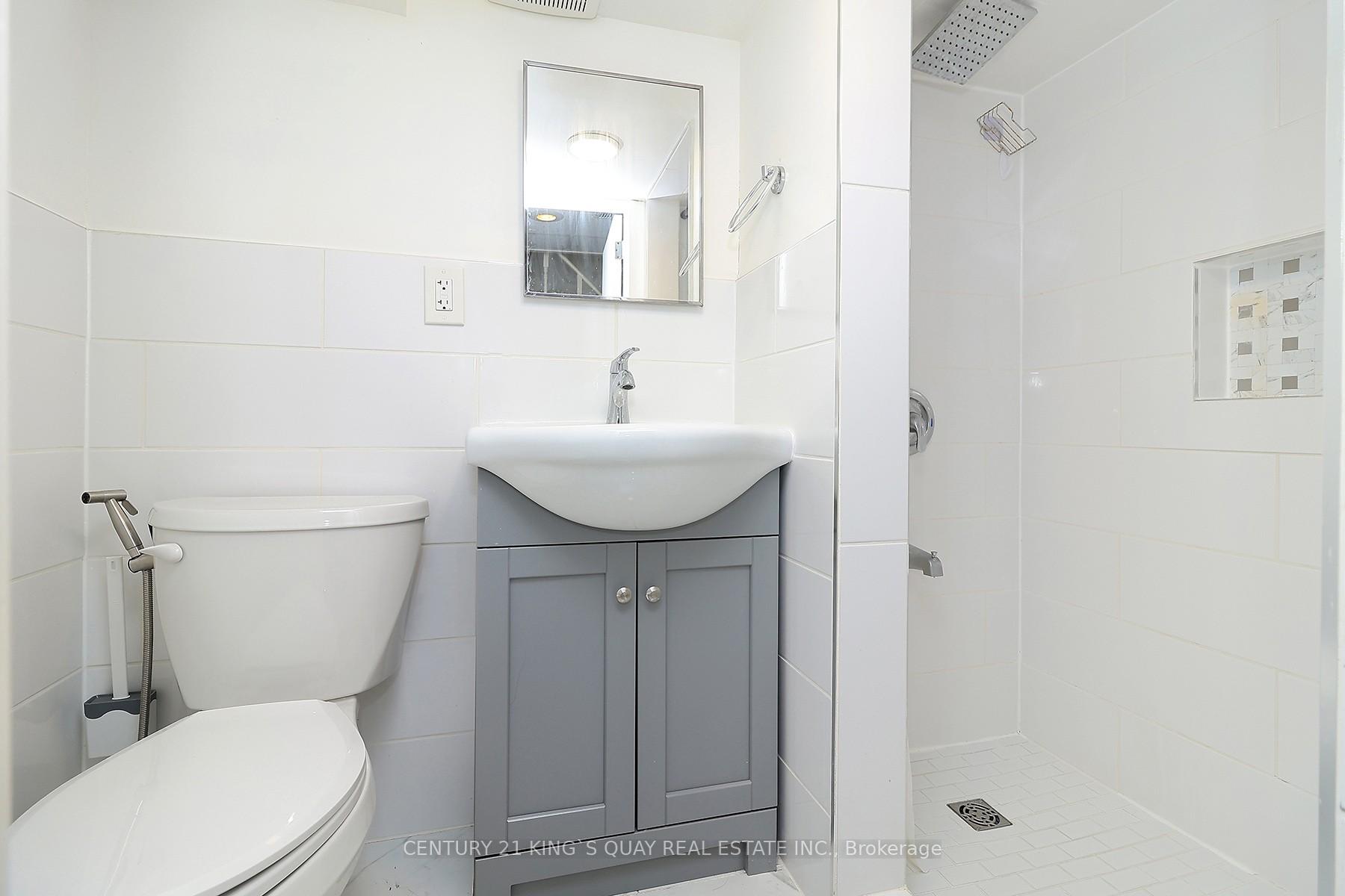 4 Bedrooms Condo at 25 Whitecap, Toronto For sale