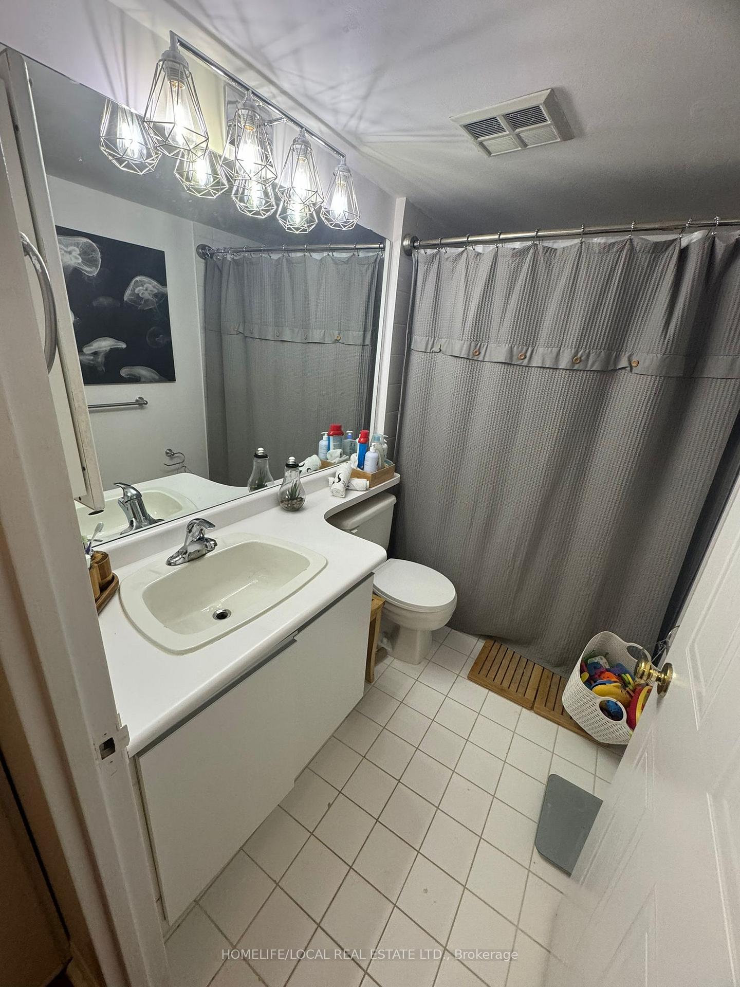 2 Bedrooms Condo at 3 Hickory Tree, Toronto For sale
