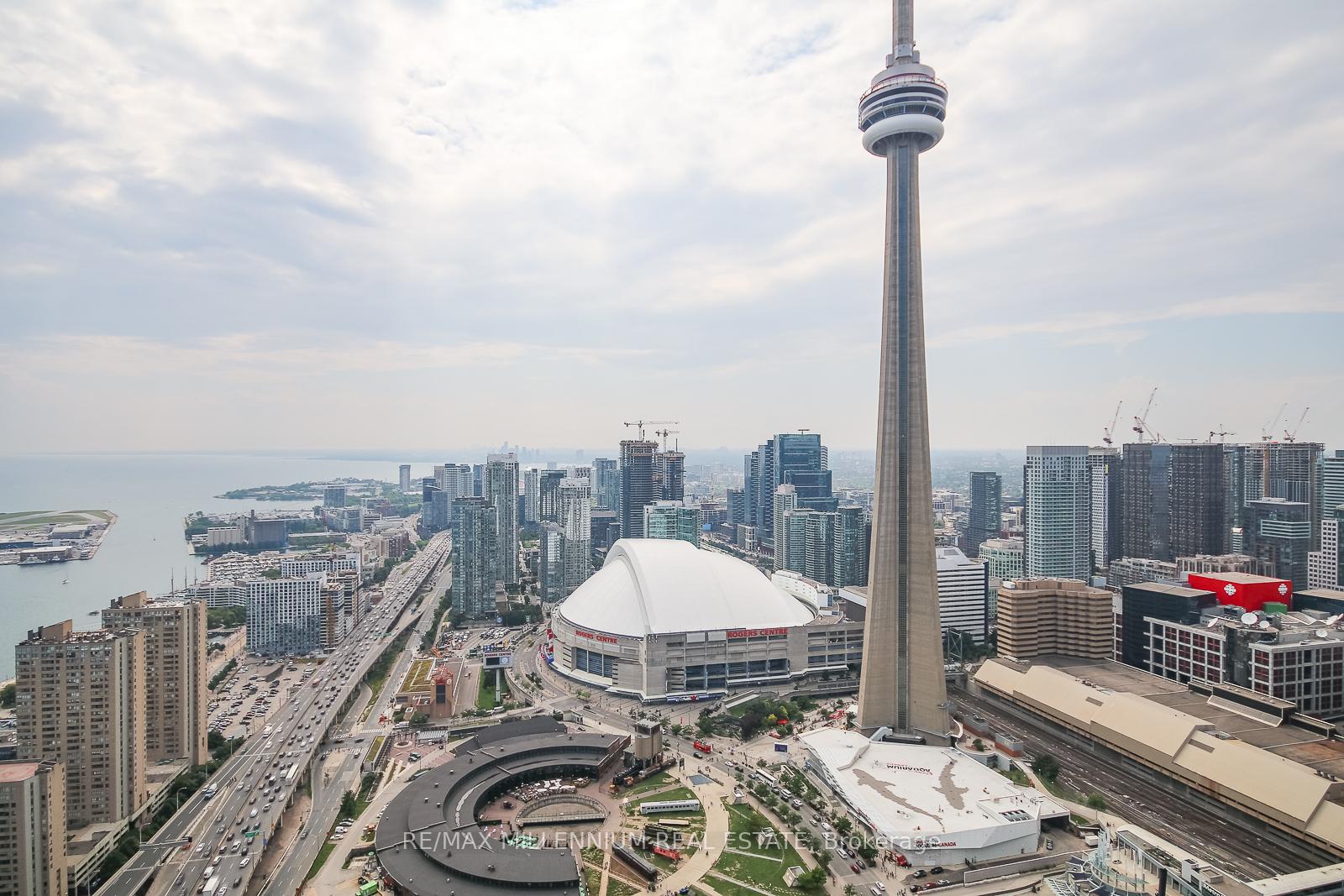 3 Bedrooms Condo at 12 York,  Toronto For sale