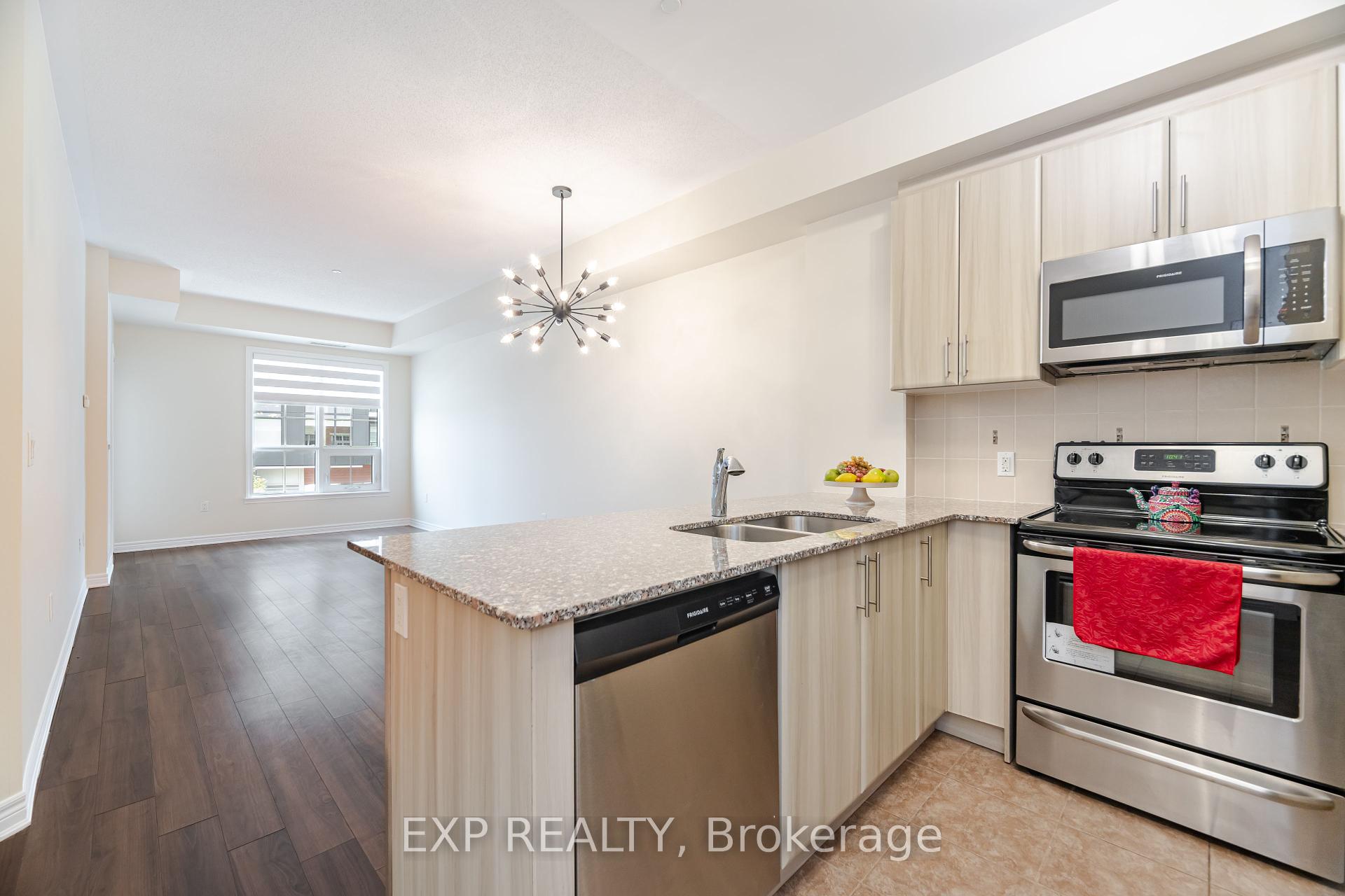 3 Bedrooms Condo at 216 Oak Park, Oakville For sale