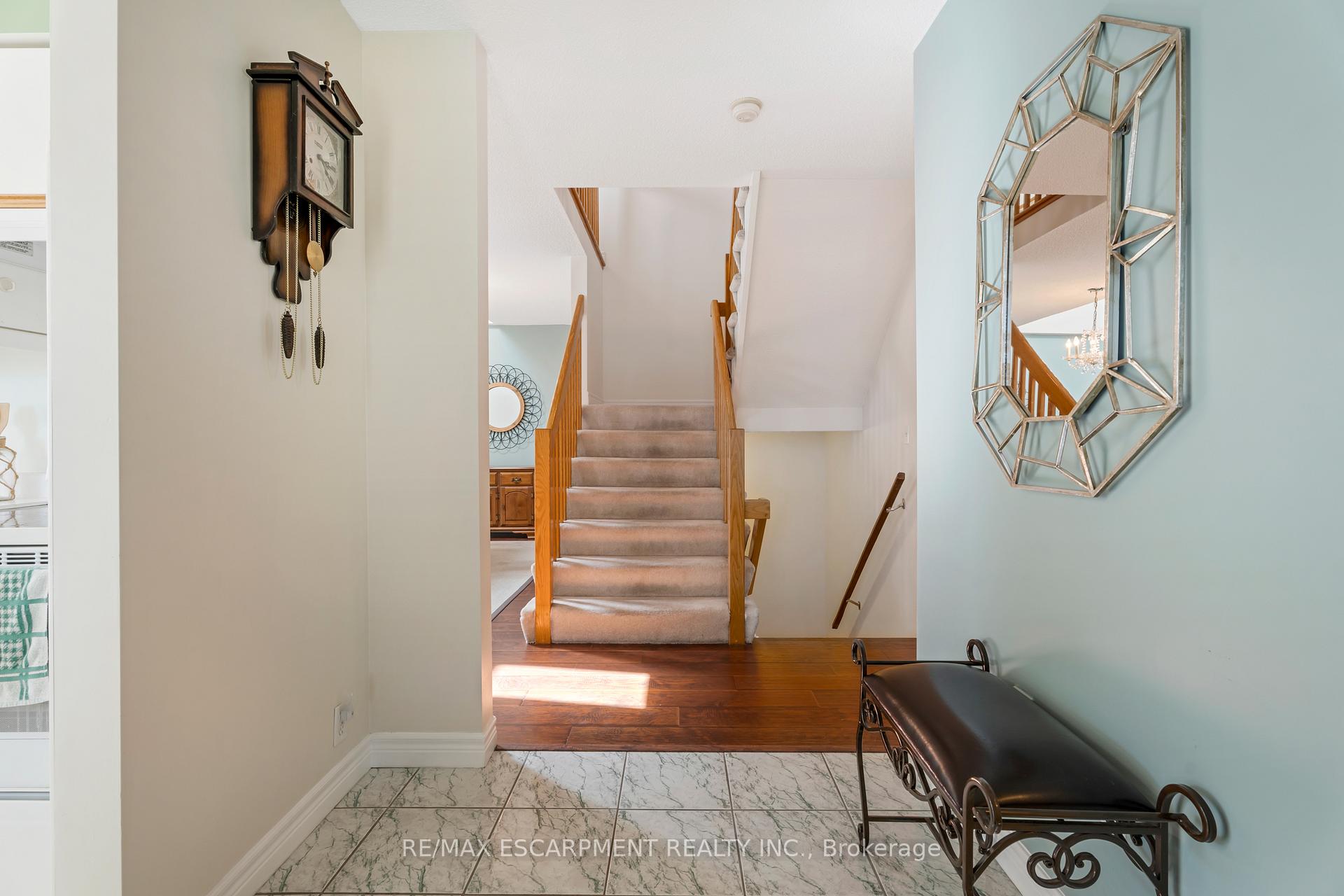 2 Bedrooms Condo at 810 Golf Links, Hamilton For sale