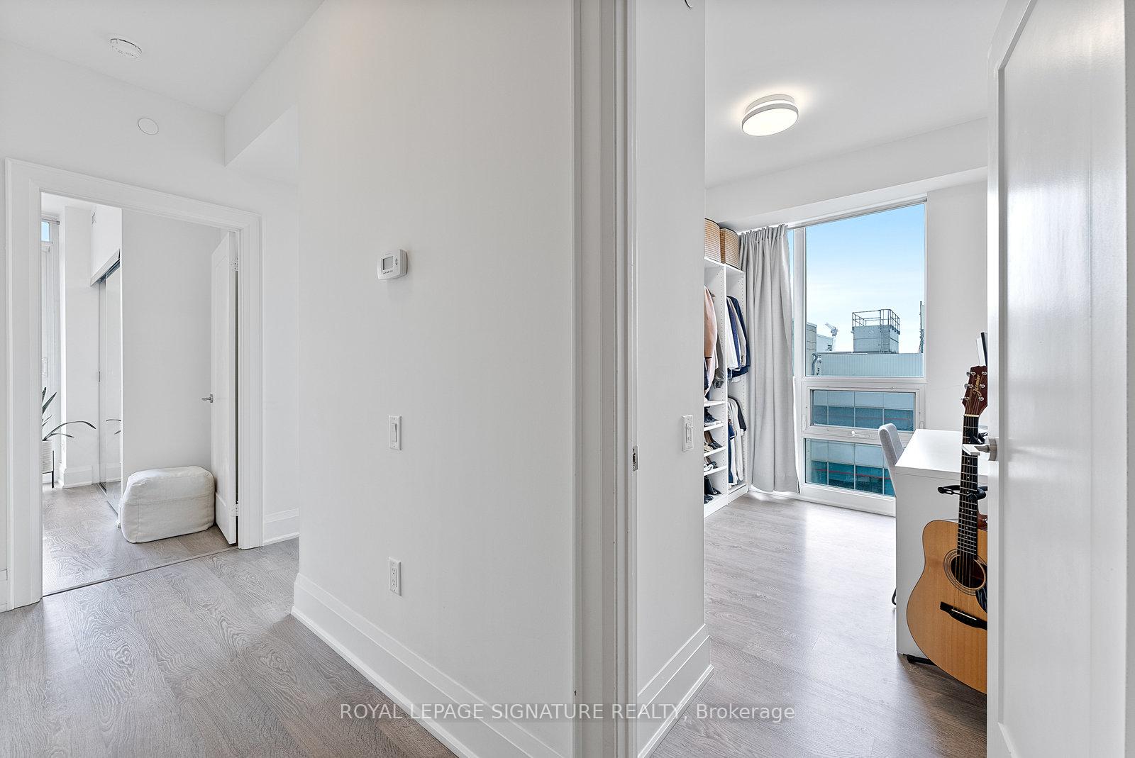 2 Bedrooms Condo at 30 Roehampton, Toronto For sale