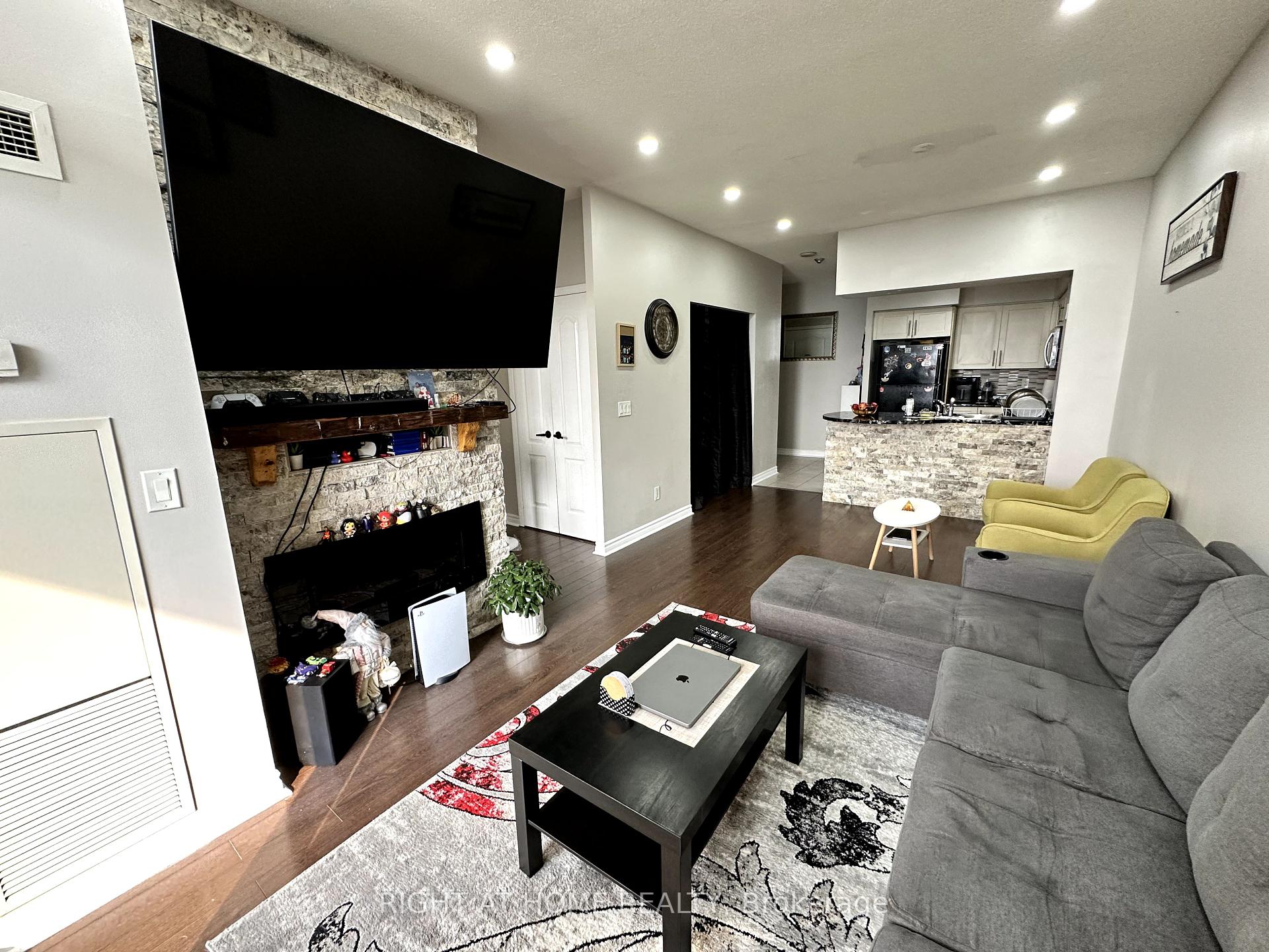 2 Bedrooms Condo at 4090 Living Arts, Mississauga For sale