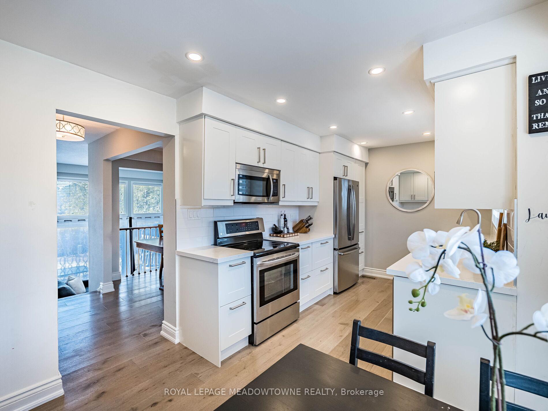 3 Bedrooms Condo at 6780 Formentera, Mississauga For sale