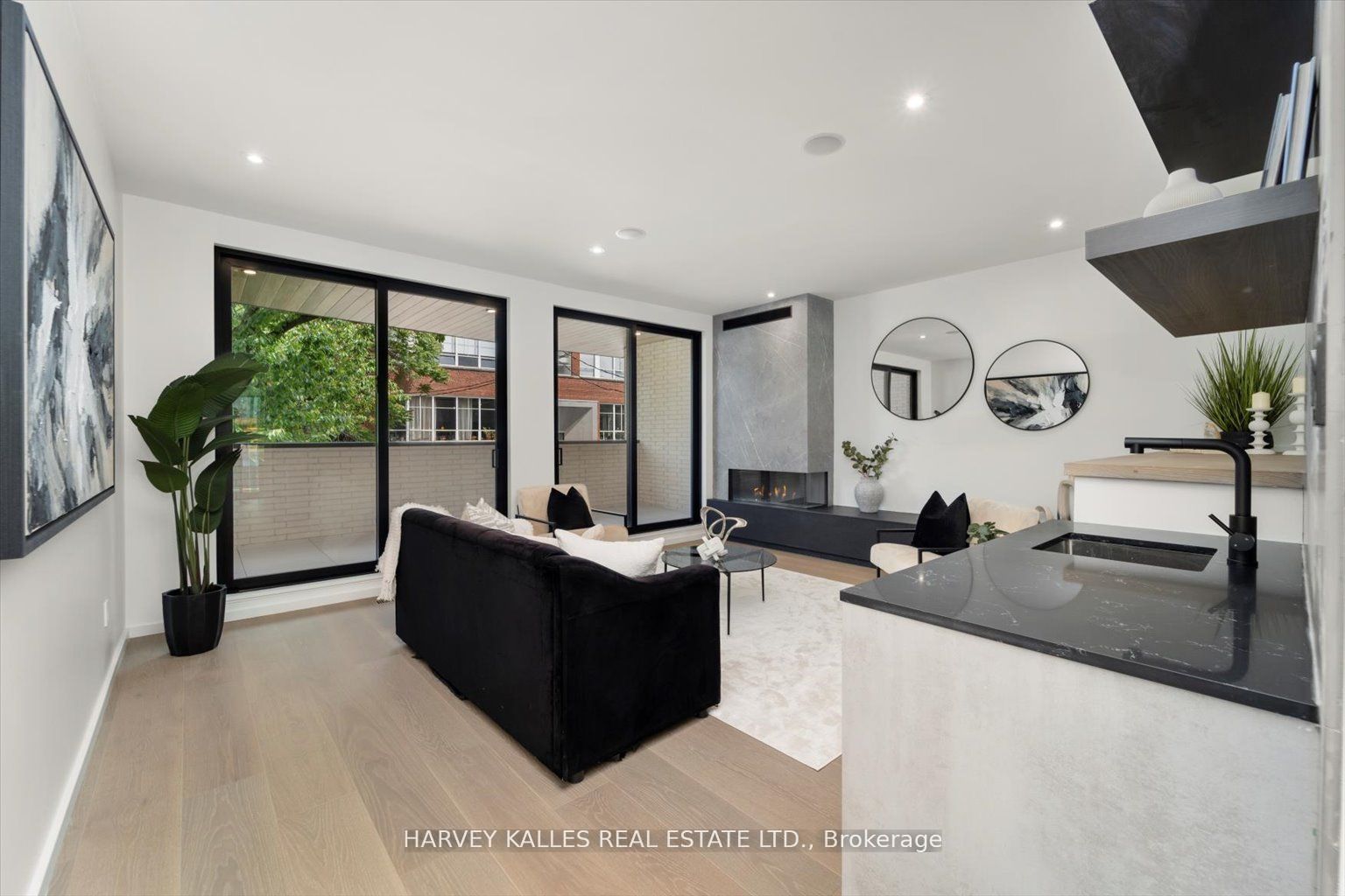 697 Richmond Street W