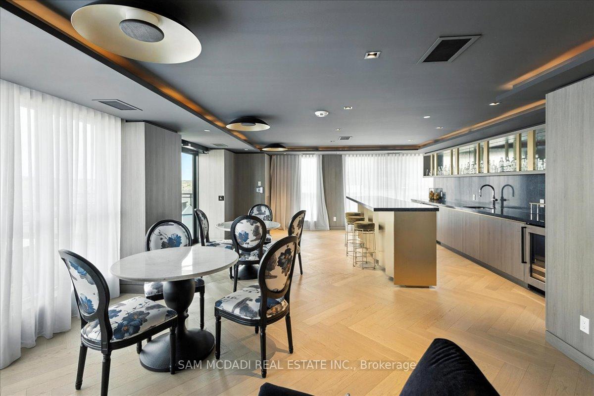 2 Bedrooms Condo at 405 Dundas, Oakville For sale