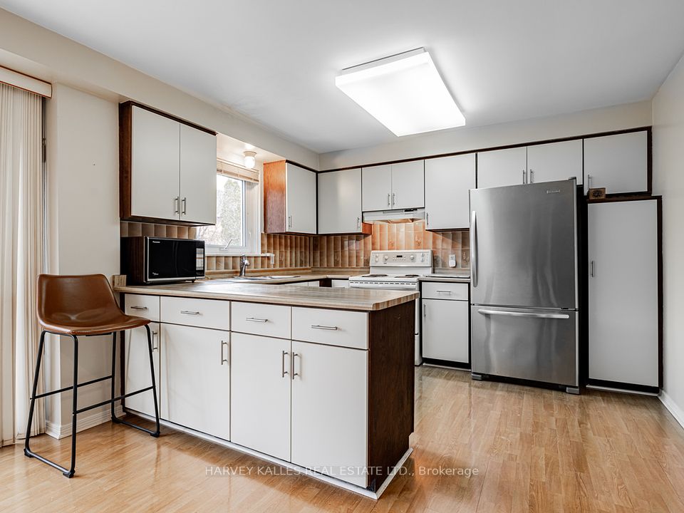 18 Finlayson Court W