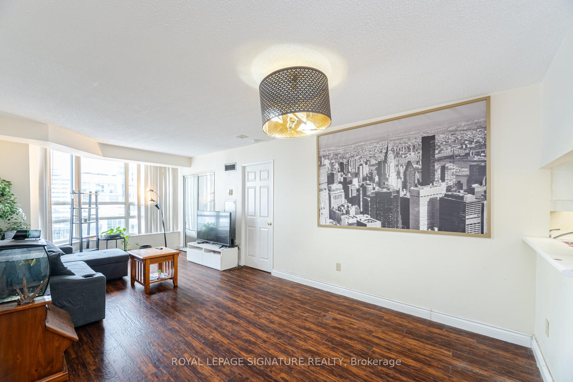3 Bedrooms Condo at 250 Webb, Mississauga For sale