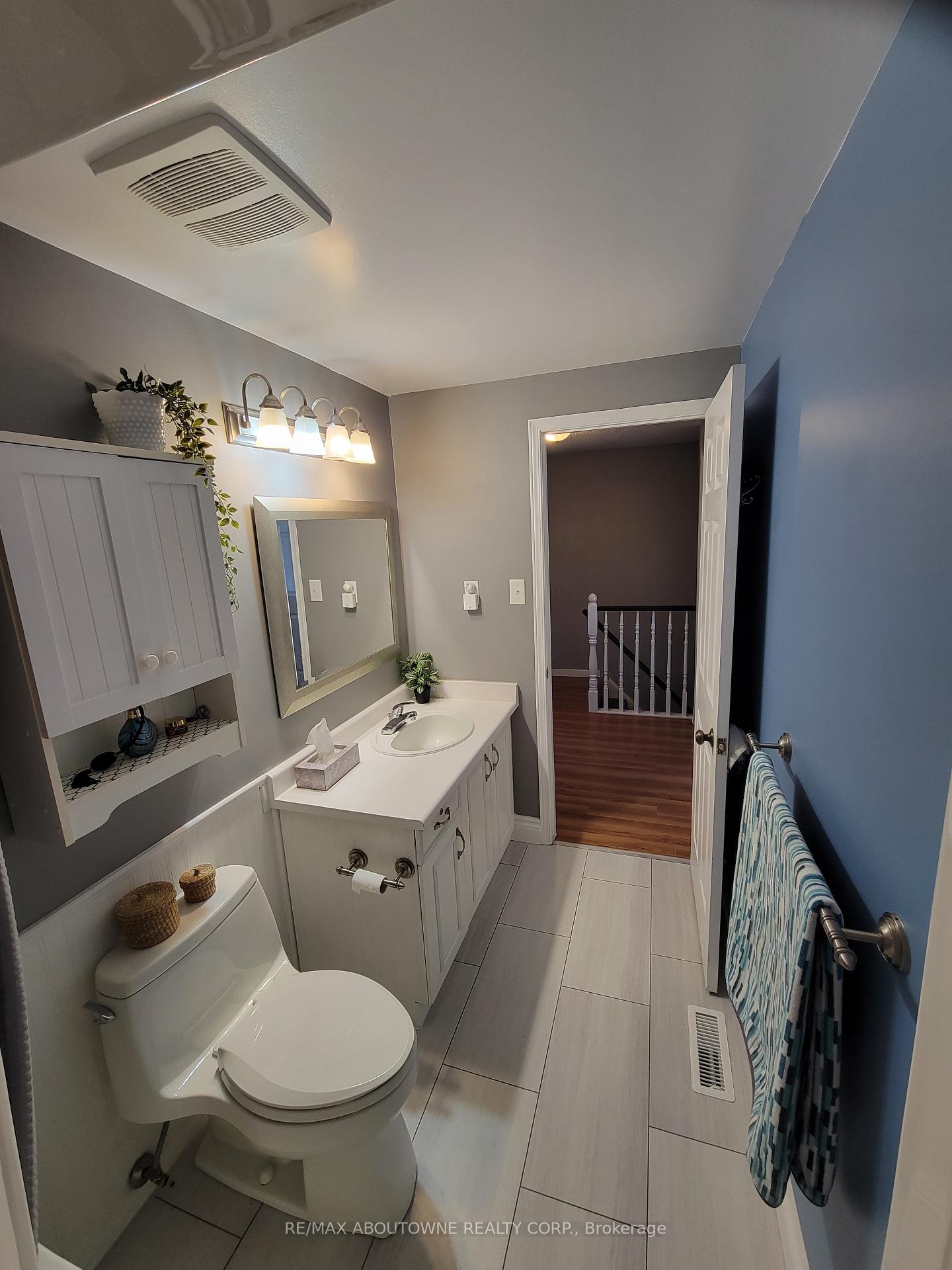 3 Bedrooms Condo at 1 Royalwood, Hamilton For sale