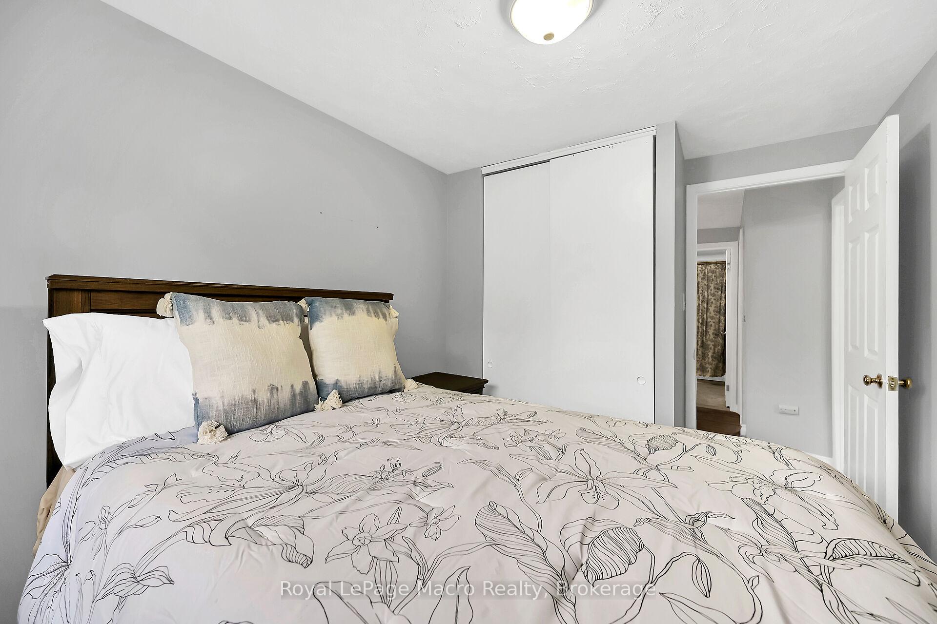 3 Bedrooms Condo at 10 Angus, Hamilton For sale