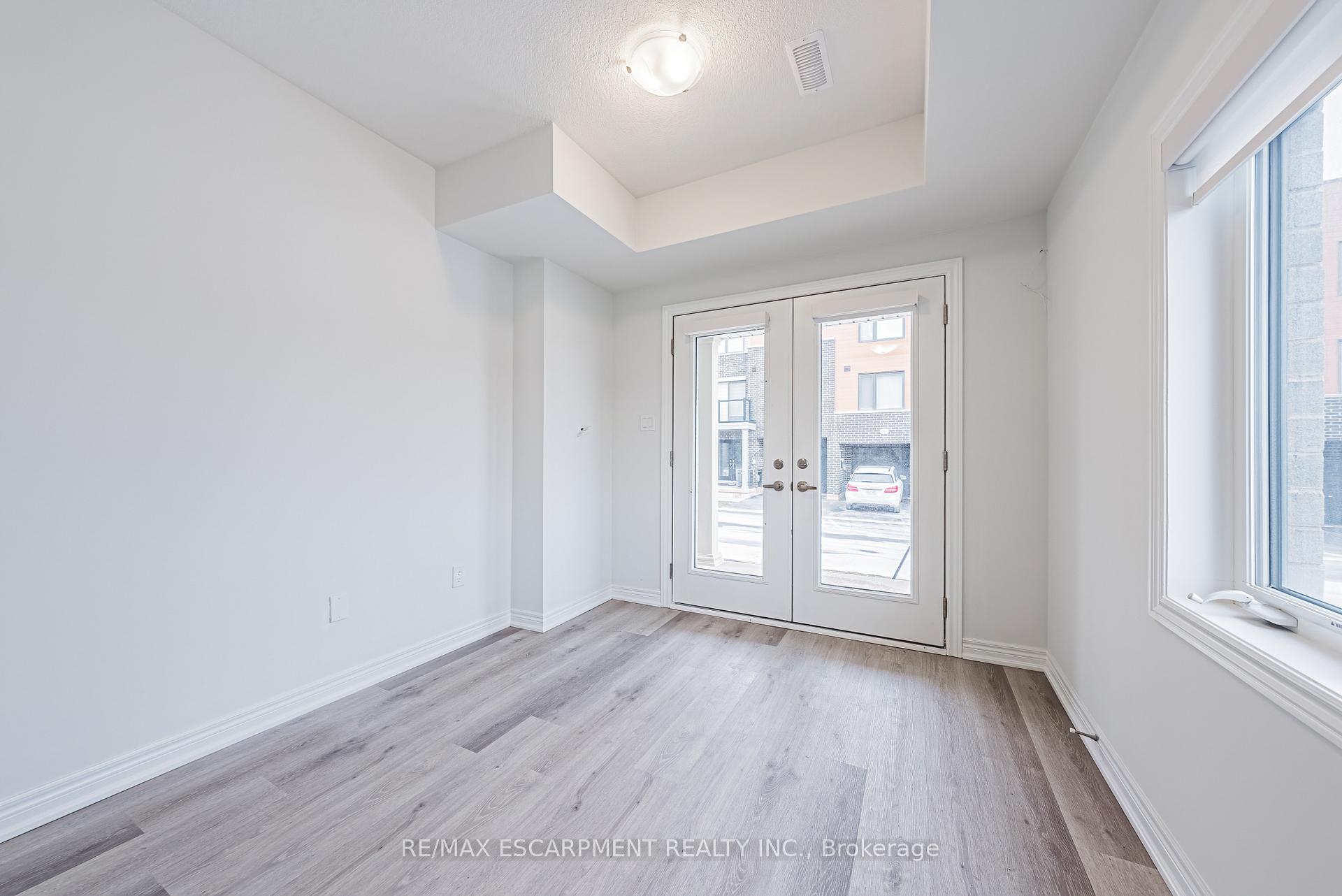 3 Bedrooms Condo at 55 Dryden,  Hamilton For sale