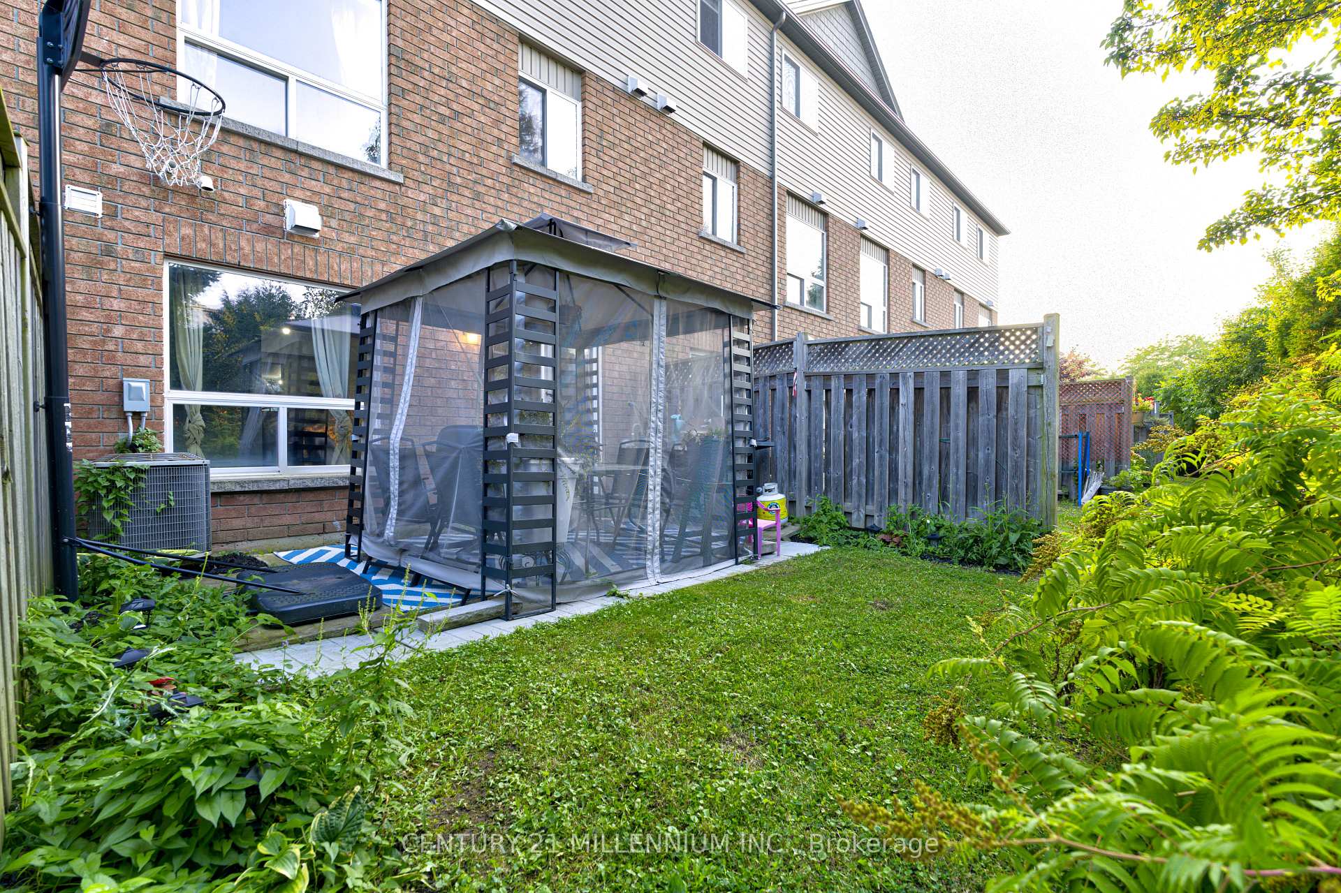 3 Bedrooms Condo at 151 Green,  Hamilton For sale