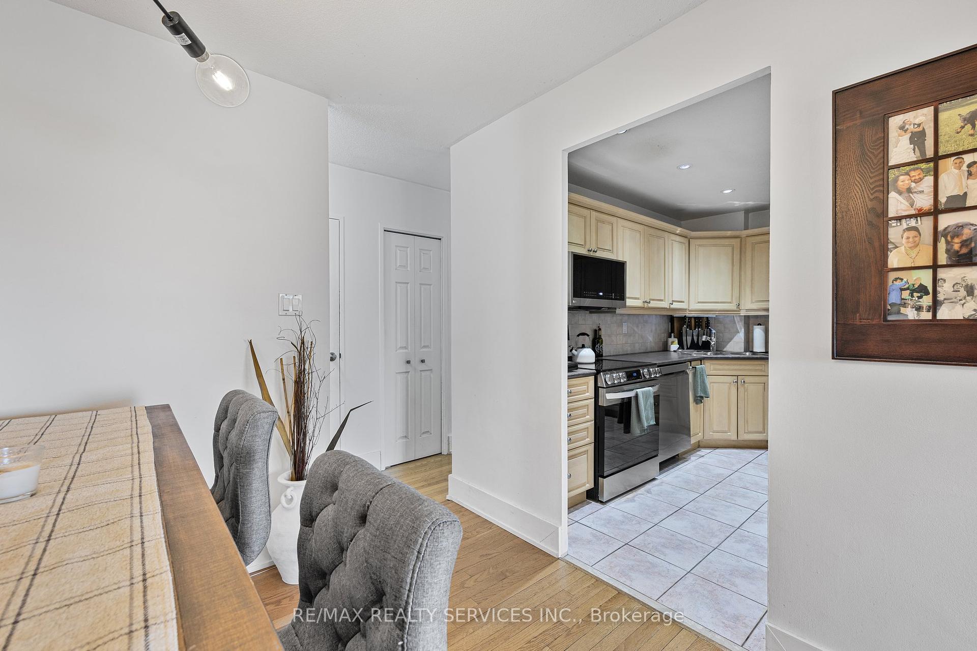 2 Bedrooms Condo at 15 Elizabeth, Mississauga For sale