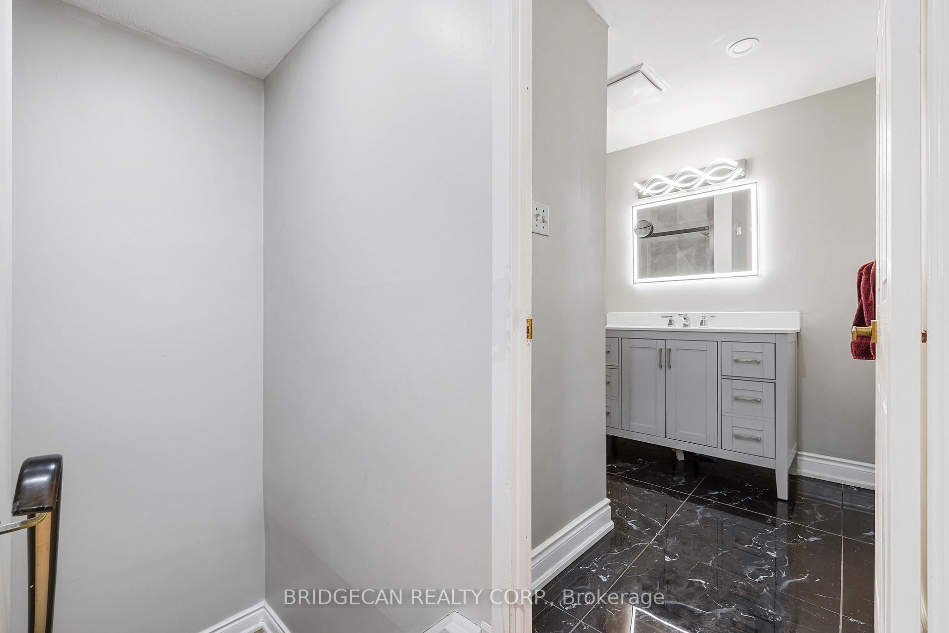 3 Bedrooms Condo at 151 Gateshead,  Hamilton For sale
