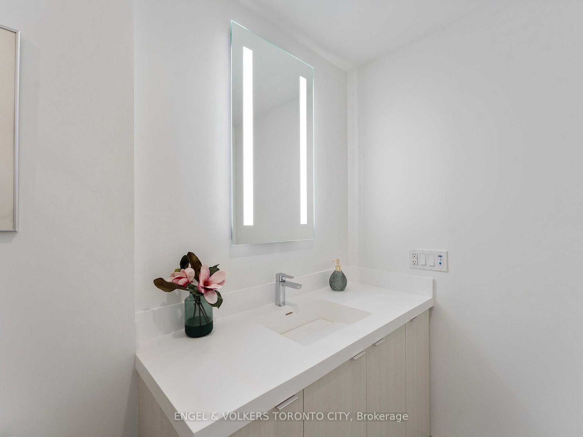4 Bedrooms Condo at 30 Inn On The Park, Toronto For sale
