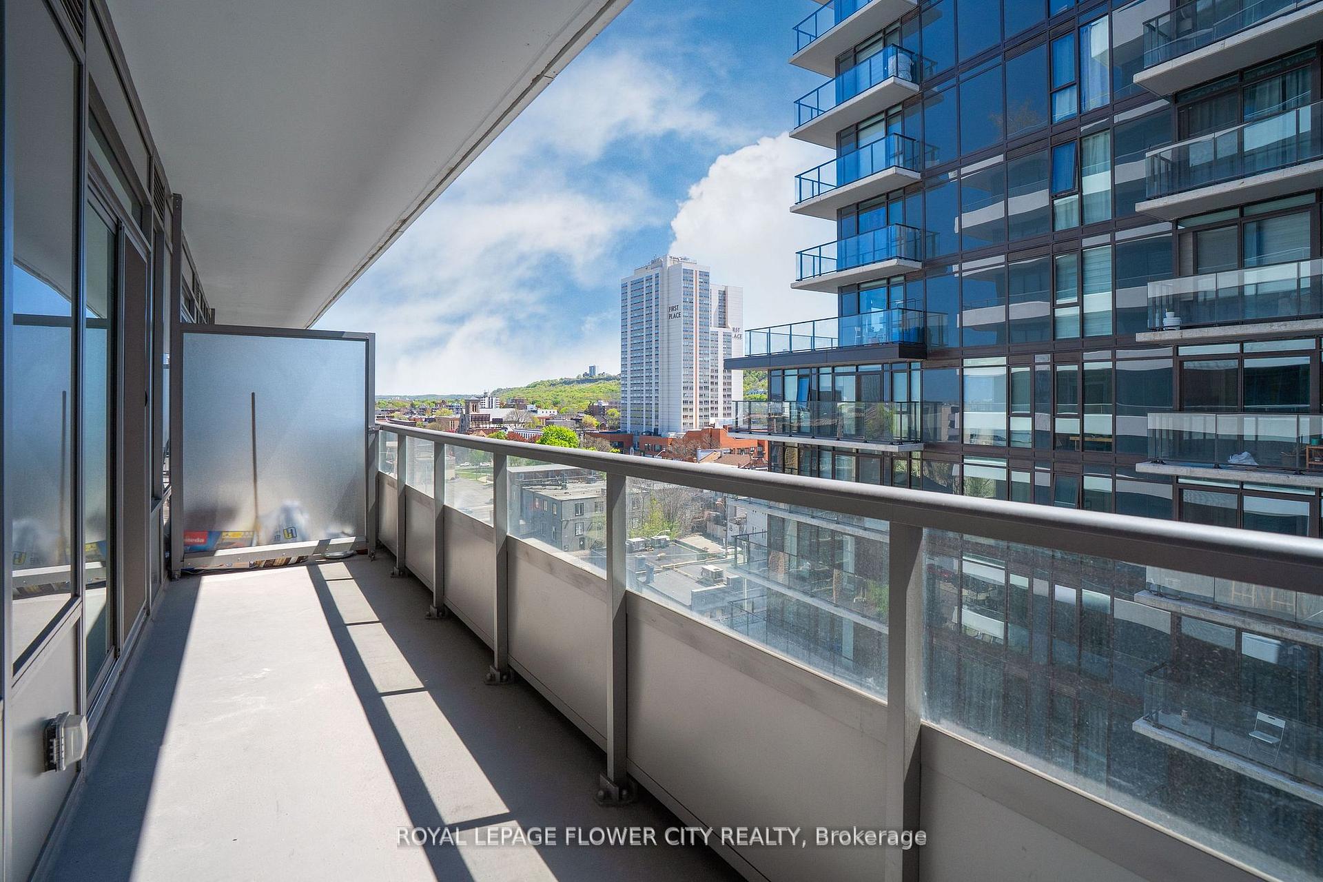 2 Bedrooms Condo at 212 King William, Hamilton For sale