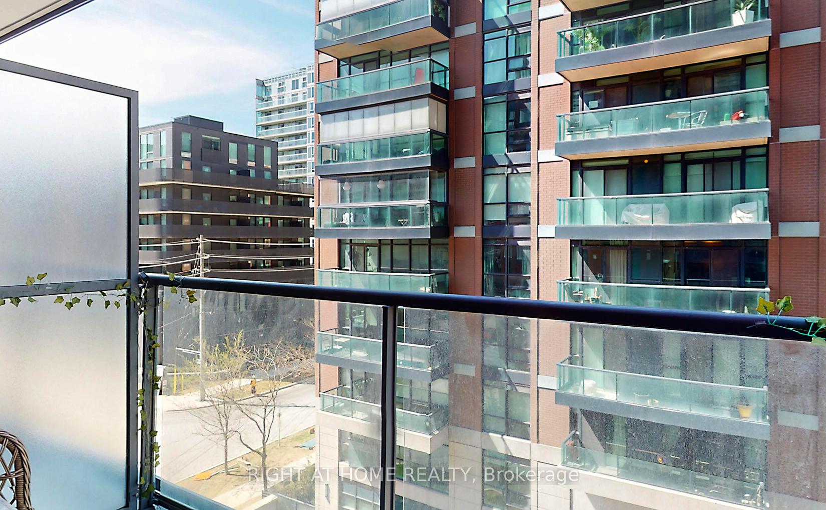 1 Bedroom Condo at 31 Tippet,  Toronto For sale
