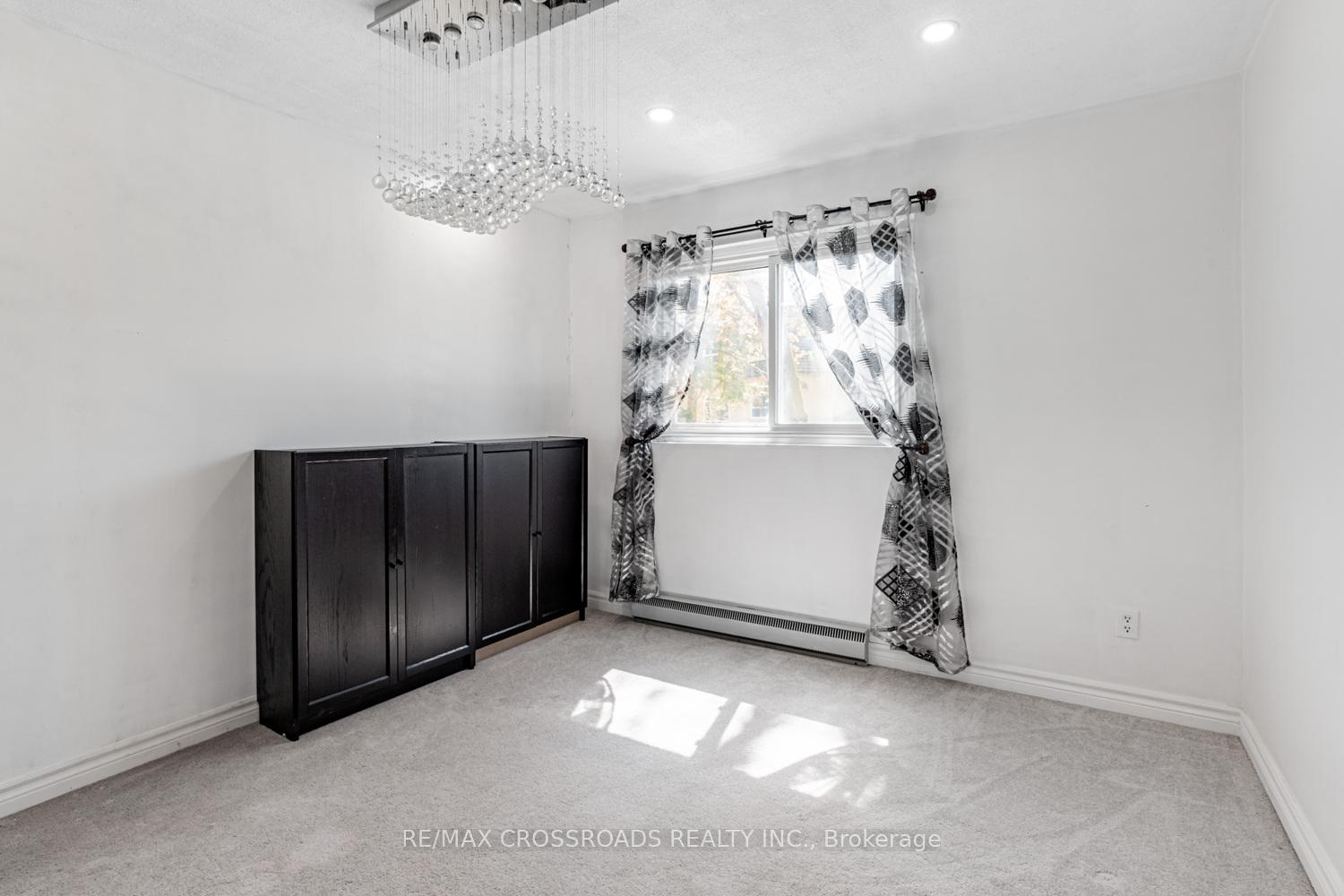 4 Bedrooms Condo at 43 Courville Coachway, Toronto For sale