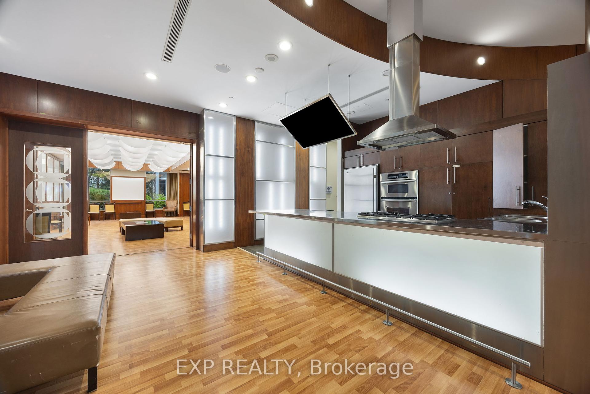 2 Bedrooms Condo at 3880 Duke Of York, Mississauga For sale