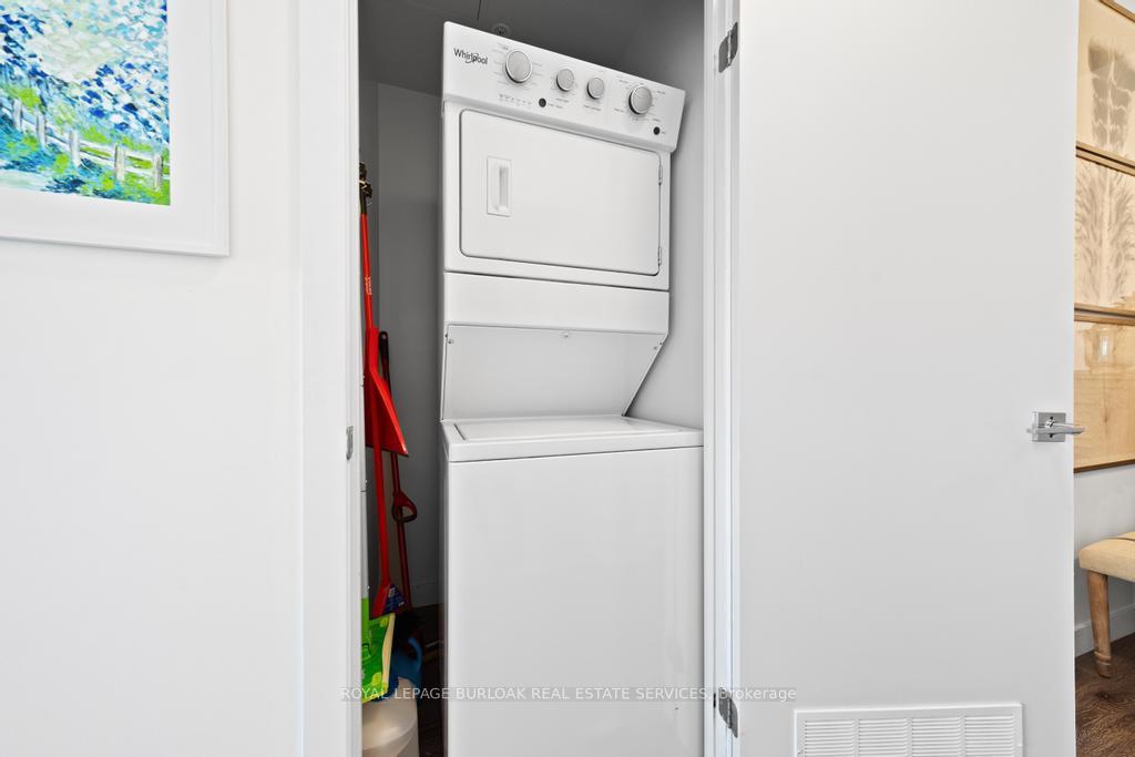 2 Bedrooms Condo at 2087 Fairview, Burlington For sale