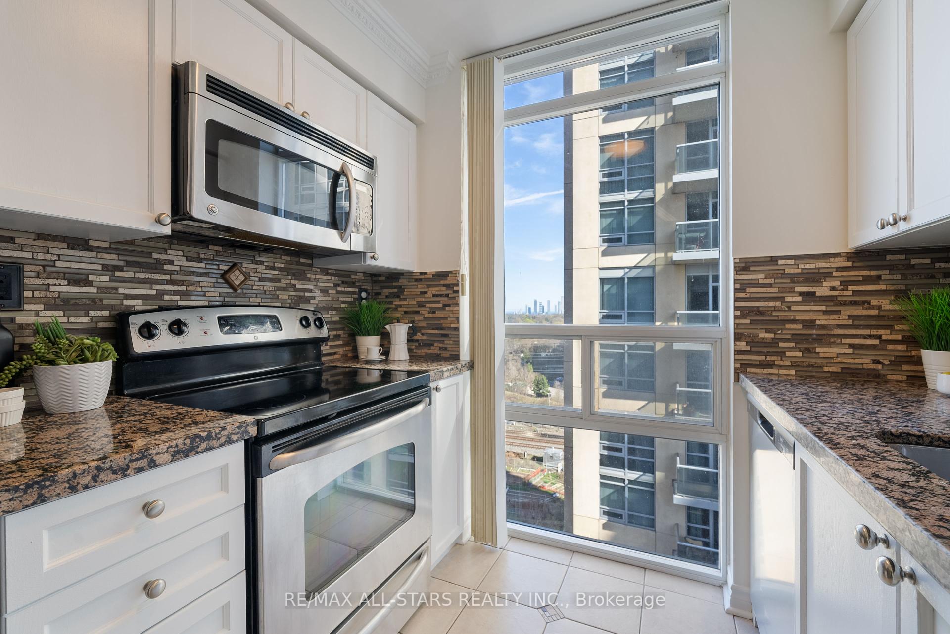 2 Bedrooms Condo at 5 Michael Power, Toronto For sale