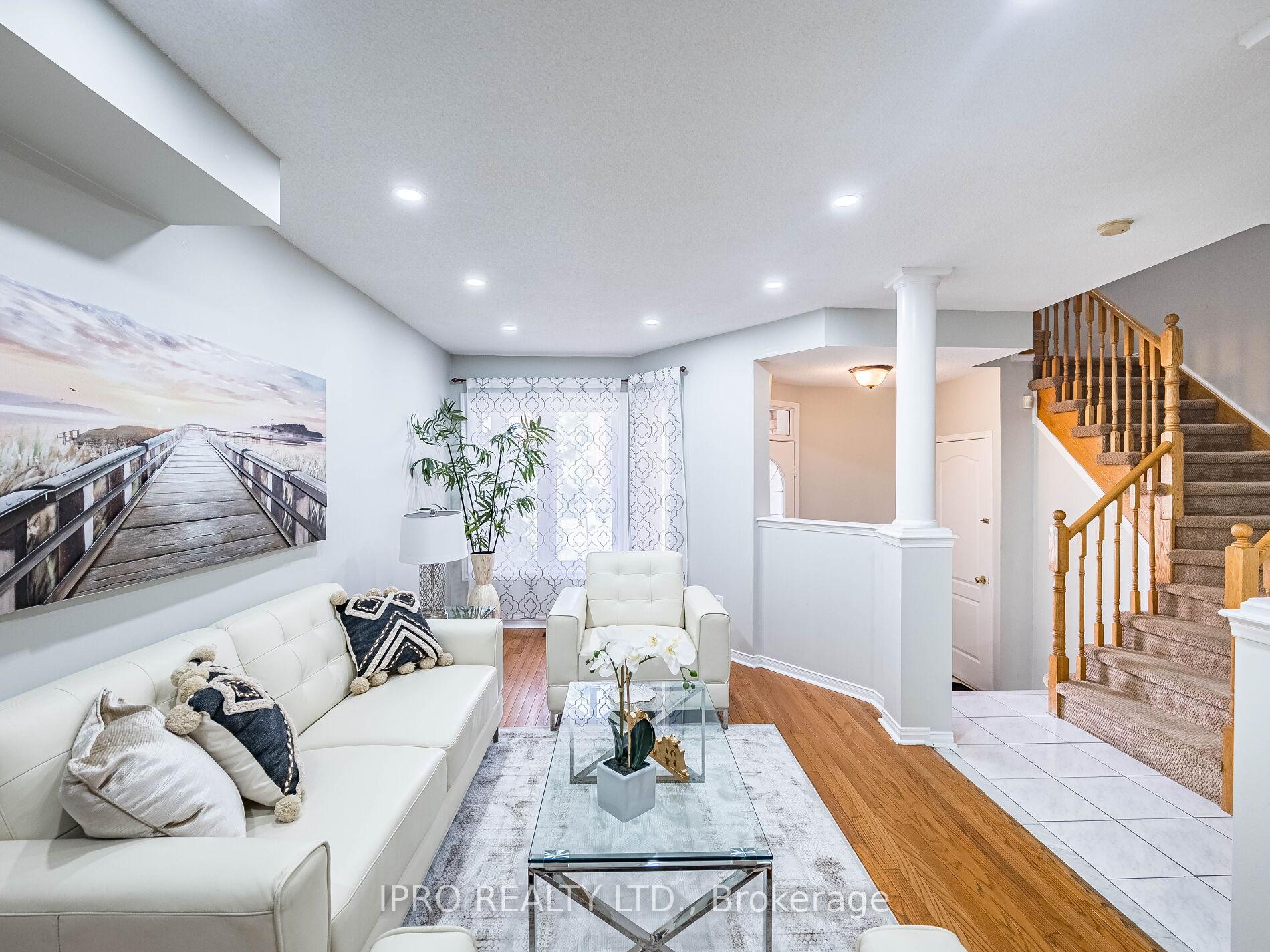 4 Bedrooms Condo at 833 Scollard, Mississauga For sale