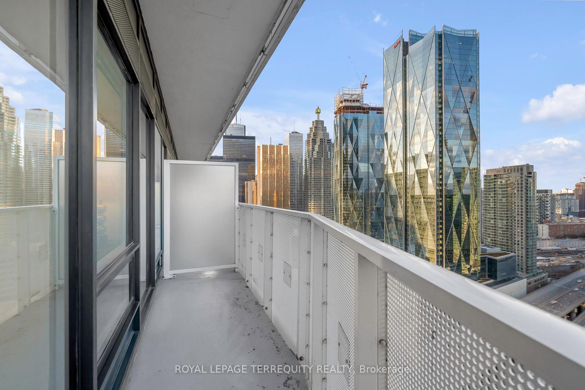 1 Bedroom Condo at 88 Harbour, Toronto For sale
