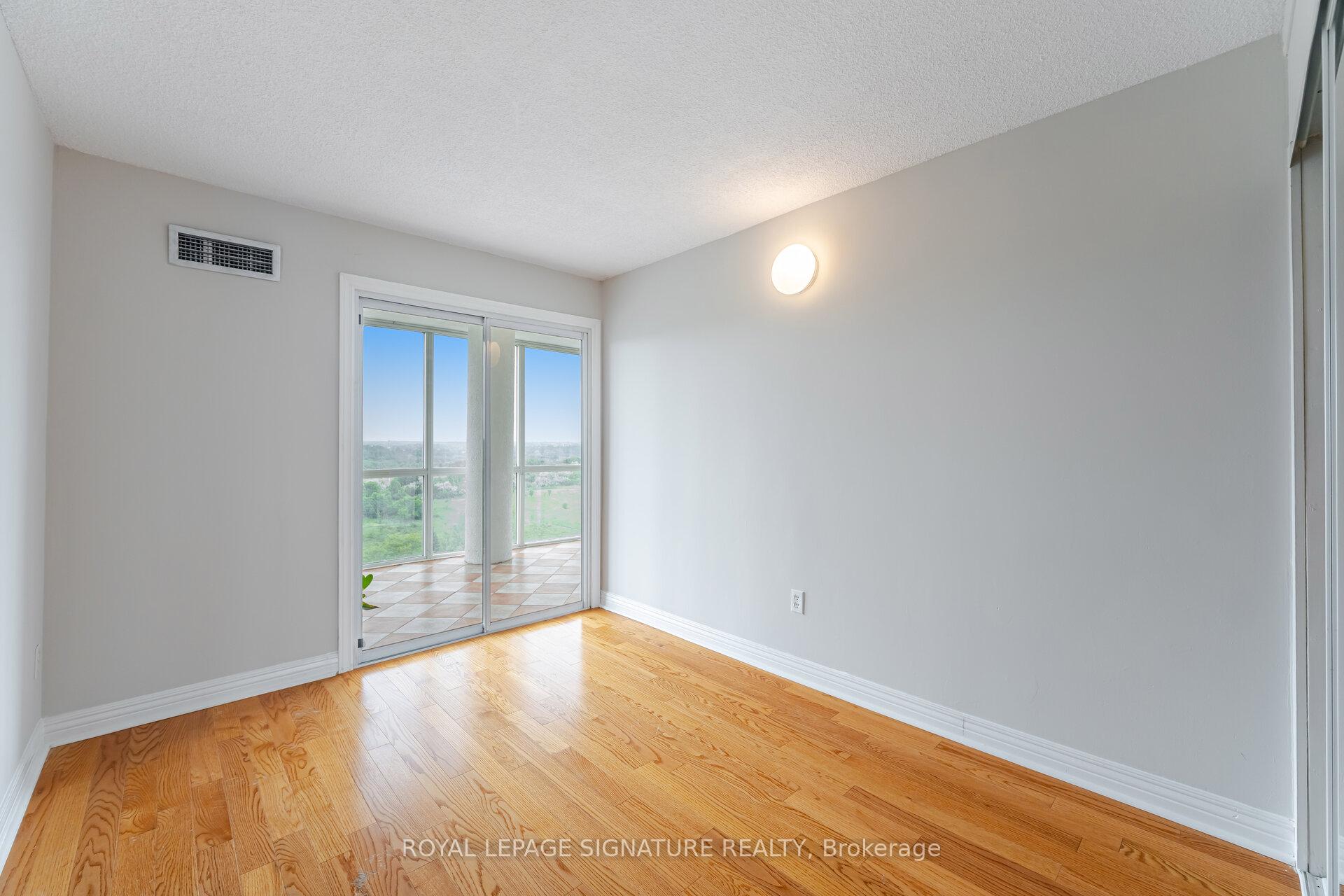 3 Bedrooms Condo at 10 Markbrook, Toronto For sale