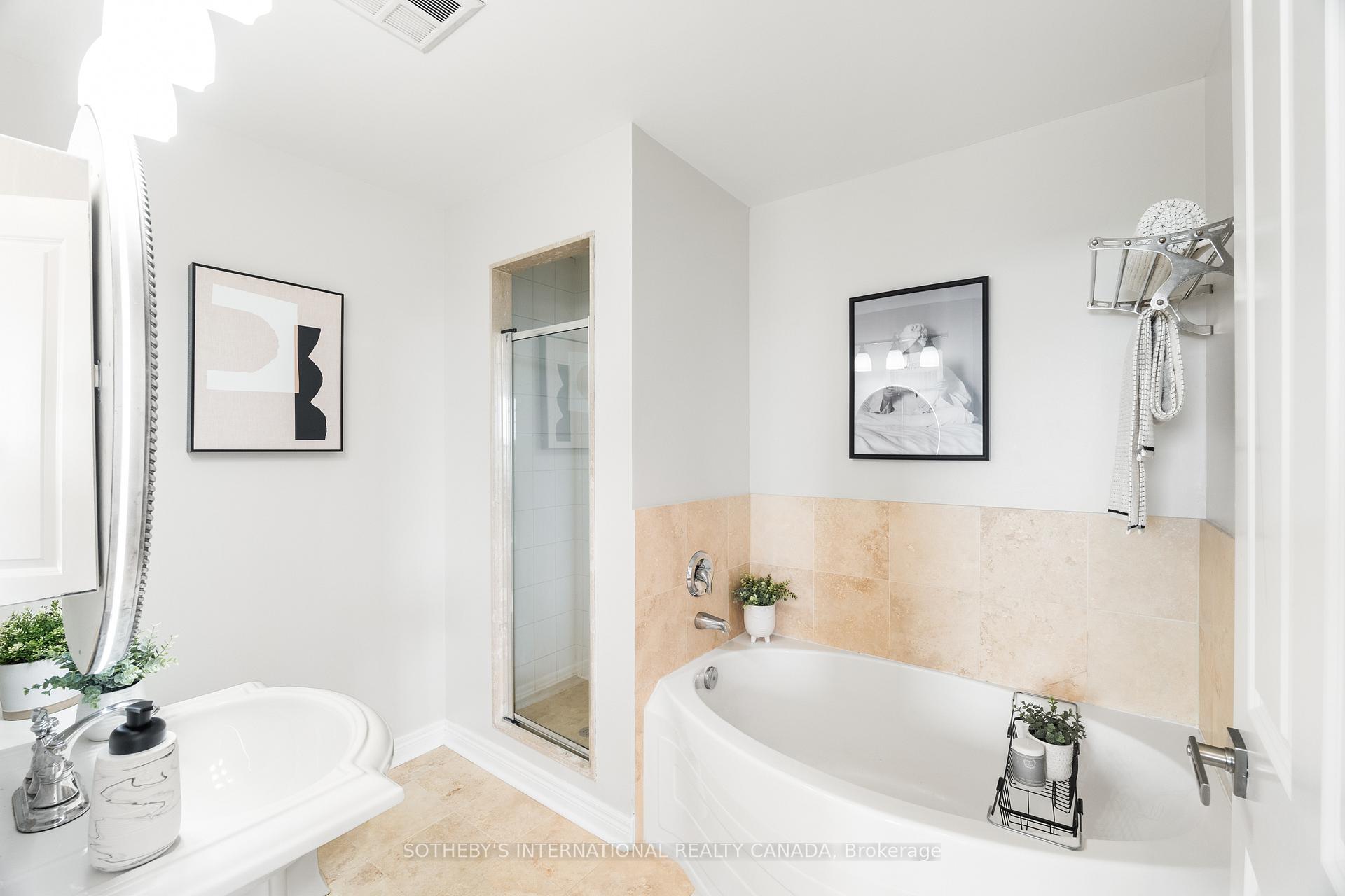 2 Bedrooms Condo at 40 Old Mill, Oakville For sale