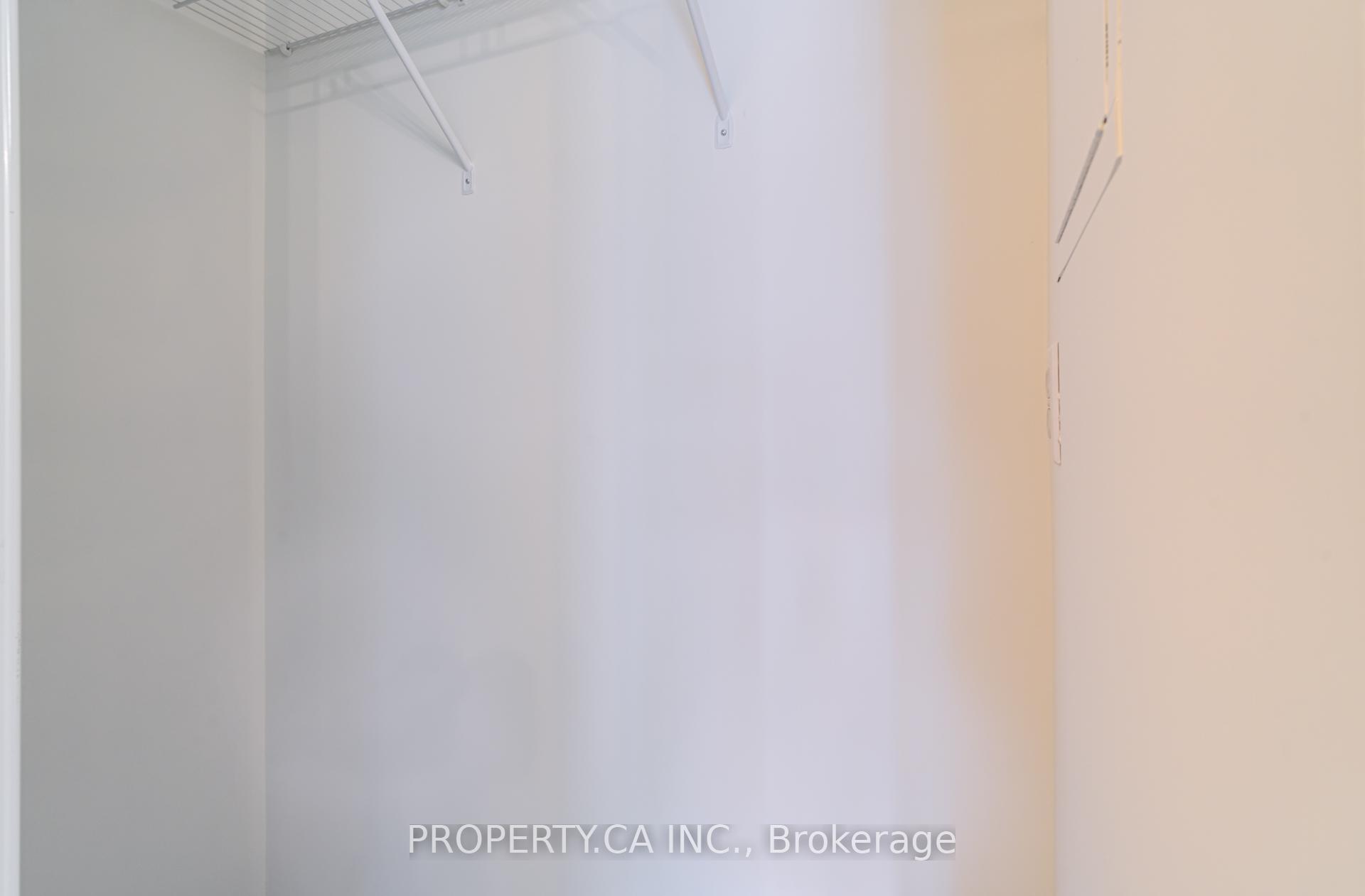 2 Bedrooms Condo at 18 Parkview, Toronto For sale